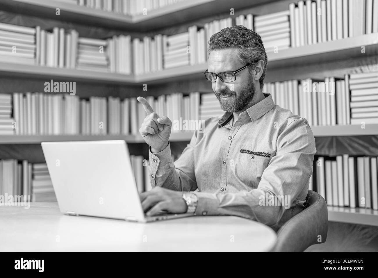 formazione remota con video. agente freelance. Insegnante di business School. Insegnante Millennial con notebook. lezione di formazione online. elearning Foto Stock