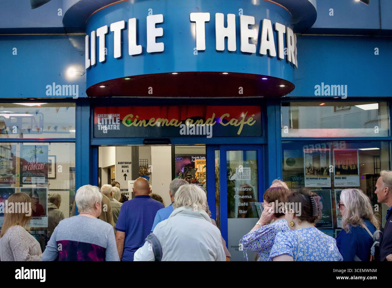 Persone in coda fuori dallo Sheringham Little Theatre a Norfolk, Inghilterra, prima di uno spettacolo - 6 settembre 2024. Foto Stock