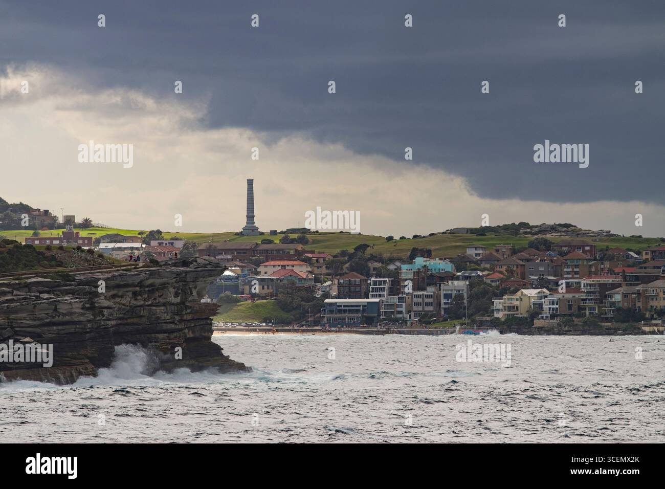 Camino storica torre sul Bondi Campo da Golf visto dalla passeggiata costiera, Bronte, Sydney, Nuovo Galles del Sud, Australia Foto Stock