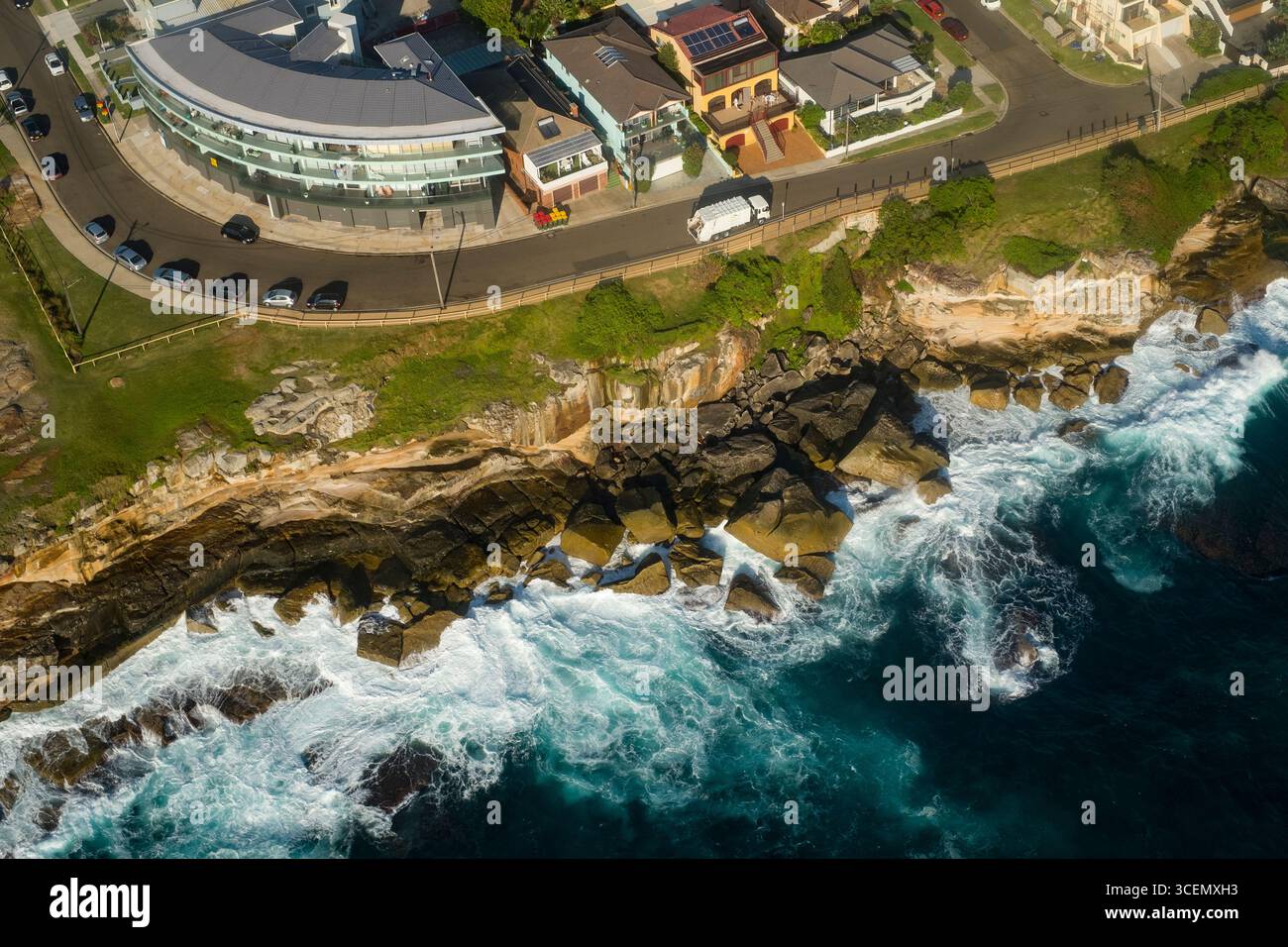Vista aerea della strada lungo rocciose scogliere sul mare, Maroubra, Sydney, Nuovo Galles del Sud, Australia Foto Stock