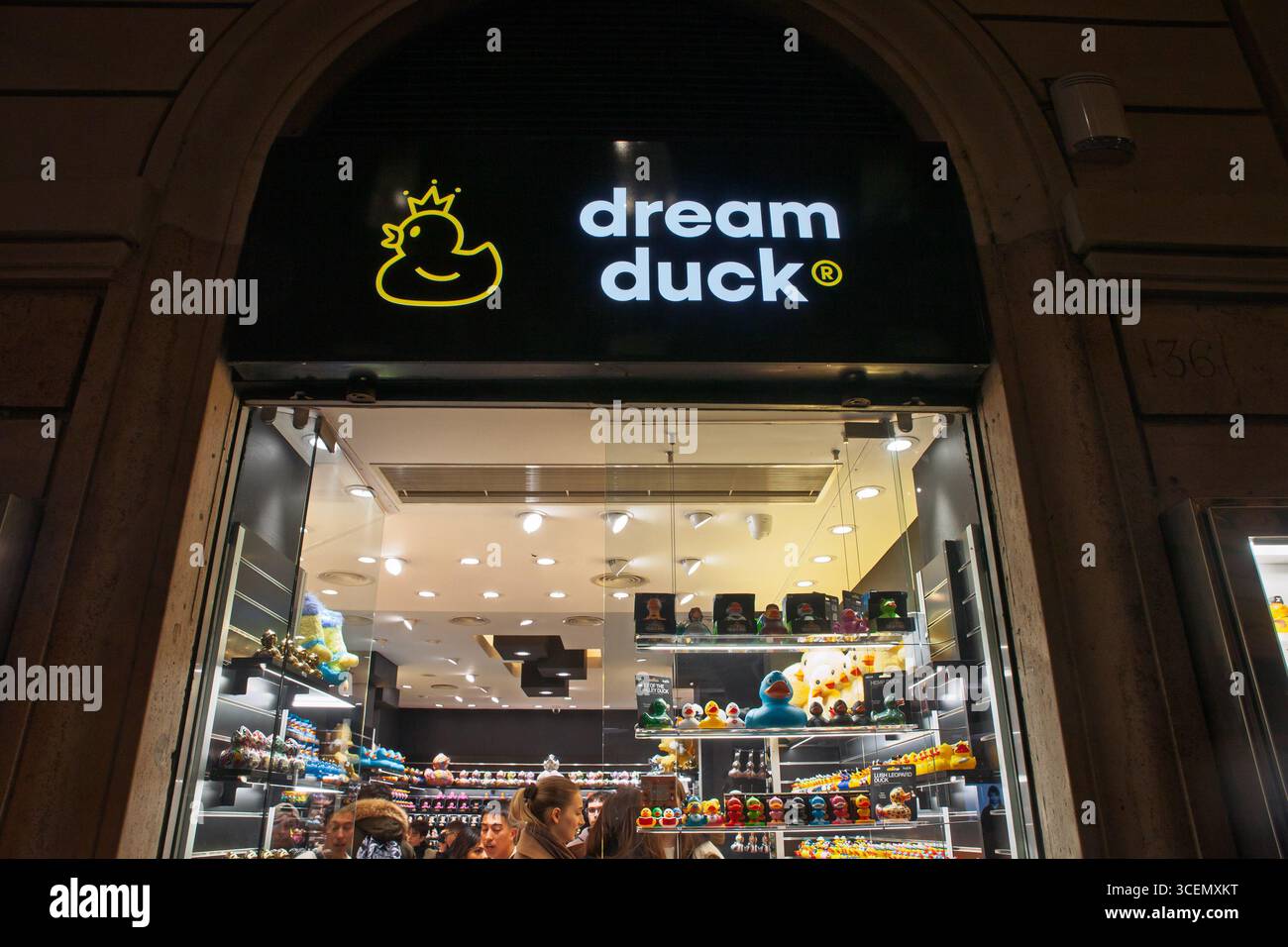 ROMA, ITALIA - 15 GENNAIO 2025: Logo di Dream Duck in un negozio specializzato a Roma, Italia, che vende prodotti a tema anatra. I negozi di anatre sono di concetto Foto Stock