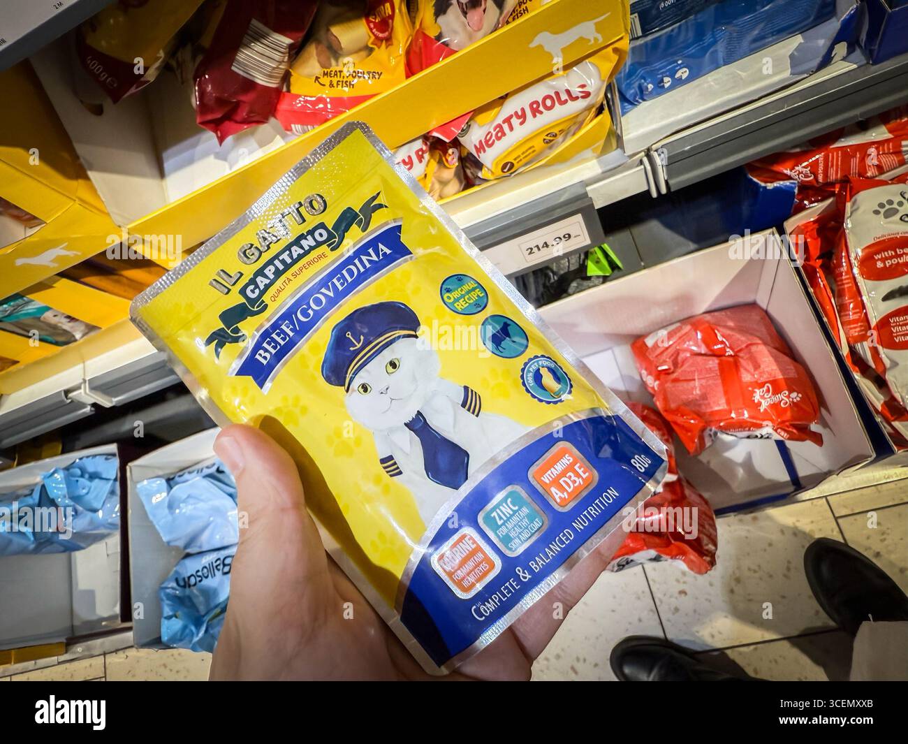 BELGRADO, SERBIA - 22 APRILE 2025: Sacchetto di cibo per gatti umido il Gatto Capitano, sapore di manzo, tenuto in un supermercato a Belgrado, Serbia. Il gatto capitano è Foto Stock