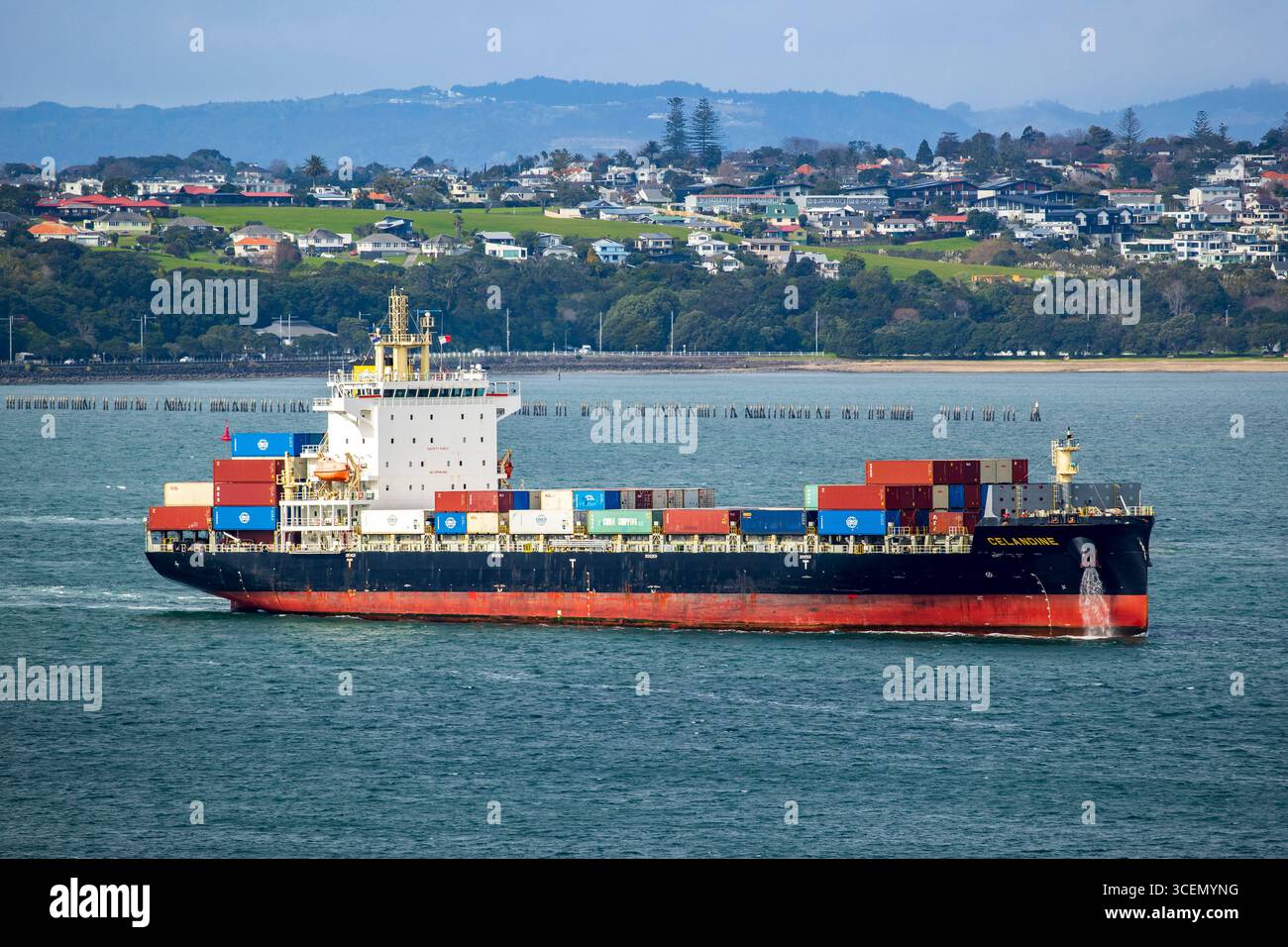 La nave portacontainer Celandine fa il suo ingresso nel porto di Auckland, Newland, giovedì 7 agosto 2025. Foto Stock