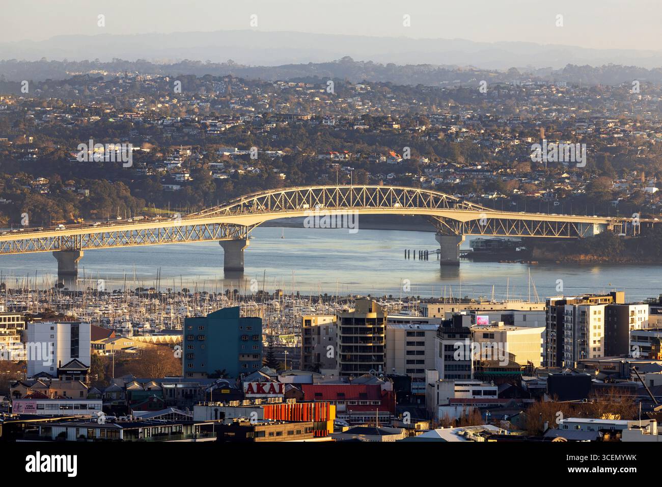 Vista del ponte del porto circondato dalla città da Mount Eden, Auckland, nuova Zelanda lunedì 18 agosto 2025. Foto: David Rowland / One-Image.com Foto Stock