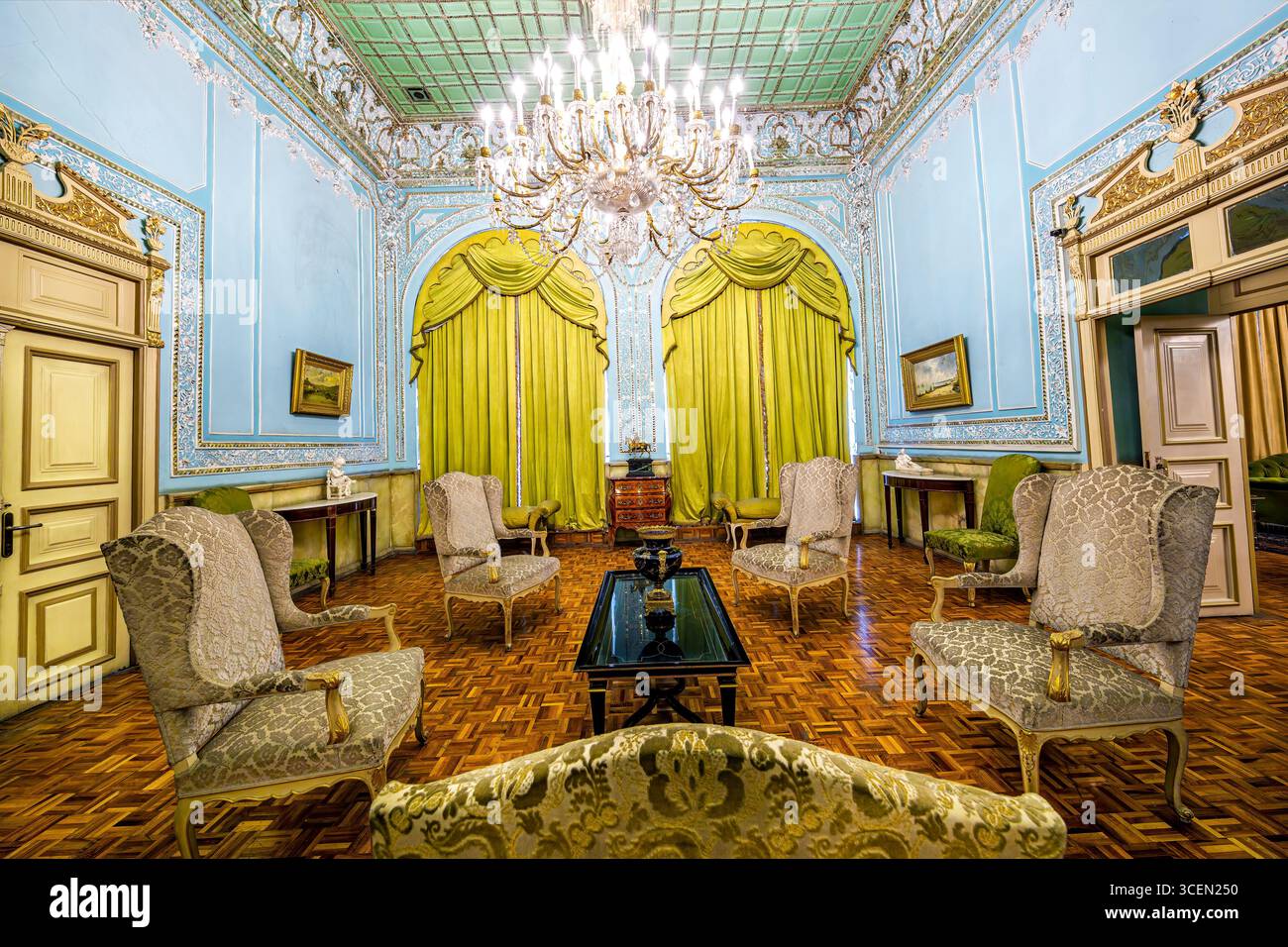 Brilliant Hall, Golestan Palace, sito UNESCO a Teheran, Iran. Scintillanti specchi persiani e opere d'arte, perfette per progetti culturali e storici. Foto Stock
