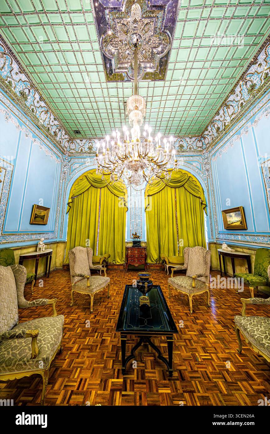 Brilliant Hall, Golestan Palace, sito UNESCO a Teheran, Iran. Scintillanti specchi persiani e opere d'arte, perfette per progetti culturali e storici. Foto Stock