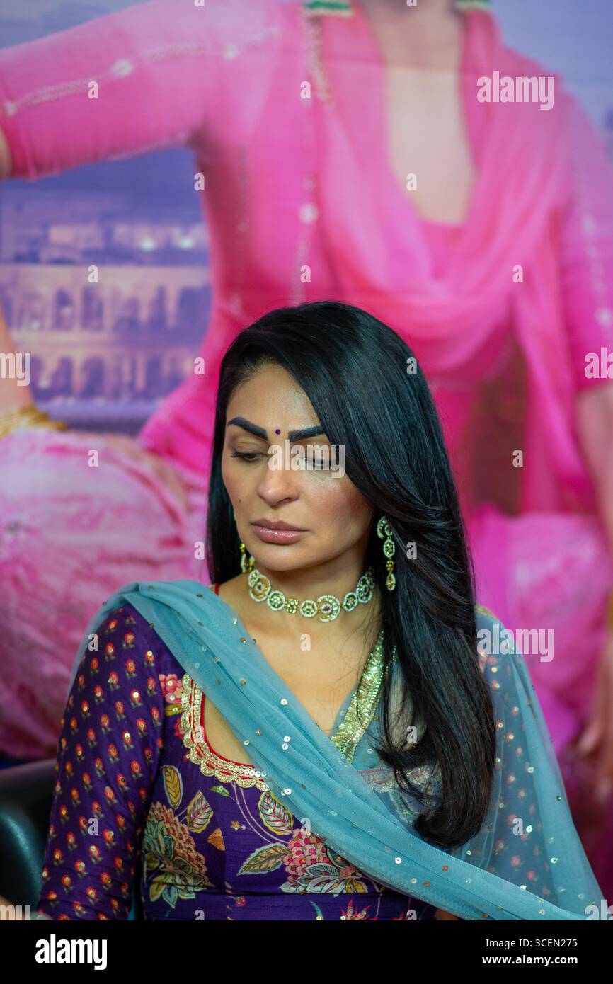 Nuova Delhi, India. 18 agosto 2025. Neeru Bajwa, attrice, regista e produttrice canadese-indiana, posa per le foto durante la conferenza stampa del suo prossimo film punjabi Phaphey Kuttniyan. Credito: SOPA Images Limited/Alamy Live News Foto Stock
