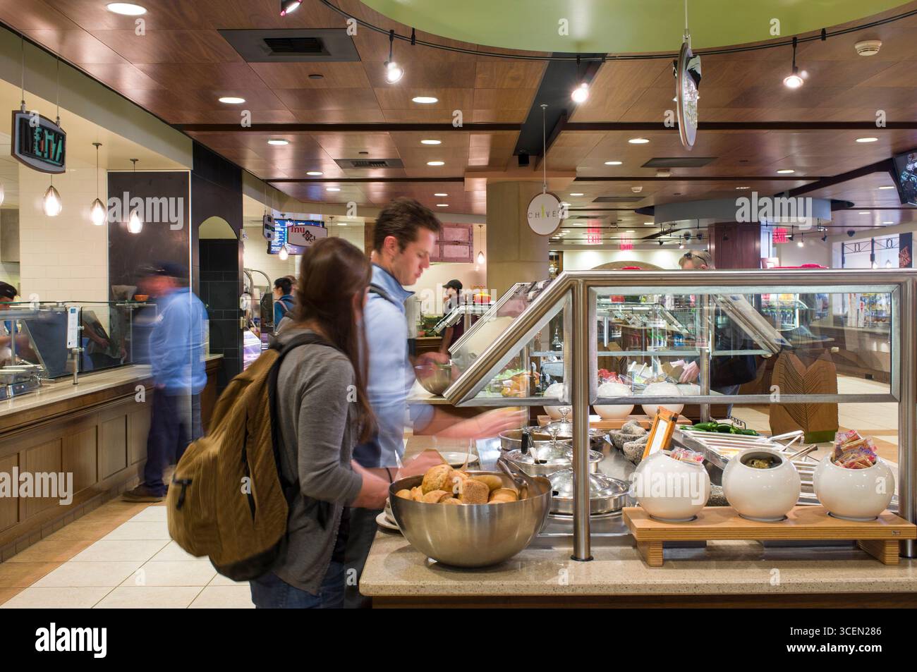 Varie opzioni per il pranzo e la cena nella vita dello studente Pavilion, Università di San Diego, USD, edificio, college, educazione, al di fuori di San Diego, California, Stati Uniti d'America Foto Stock