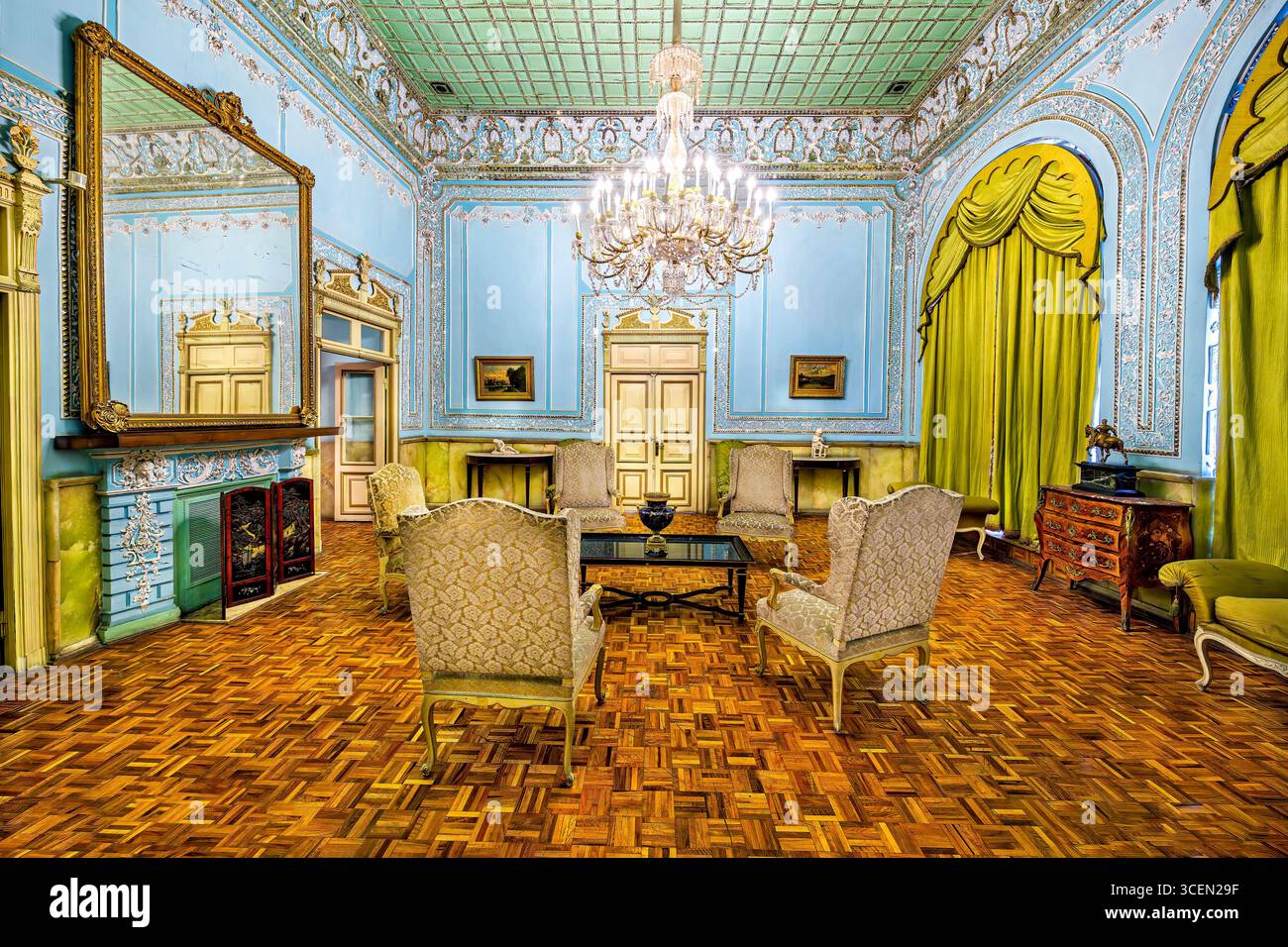 Brilliant Hall, Golestan Palace, sito UNESCO a Teheran, Iran. Scintillanti specchi persiani e opere d'arte, perfette per progetti culturali e storici. Foto Stock