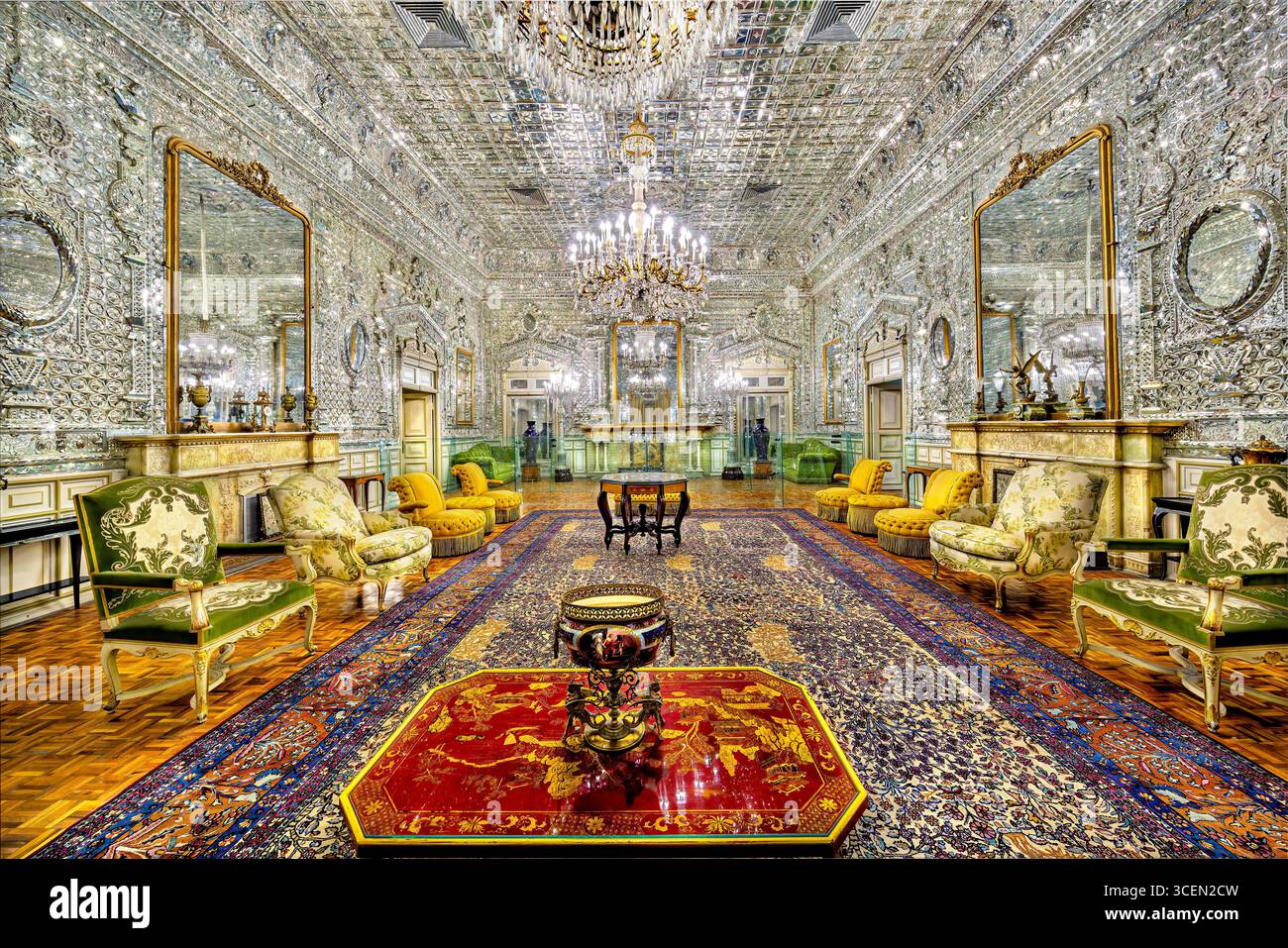 Brilliant Hall, Golestan Palace, sito UNESCO a Teheran, Iran. Scintillanti specchi persiani e opere d'arte, perfette per progetti culturali e storici. Foto Stock