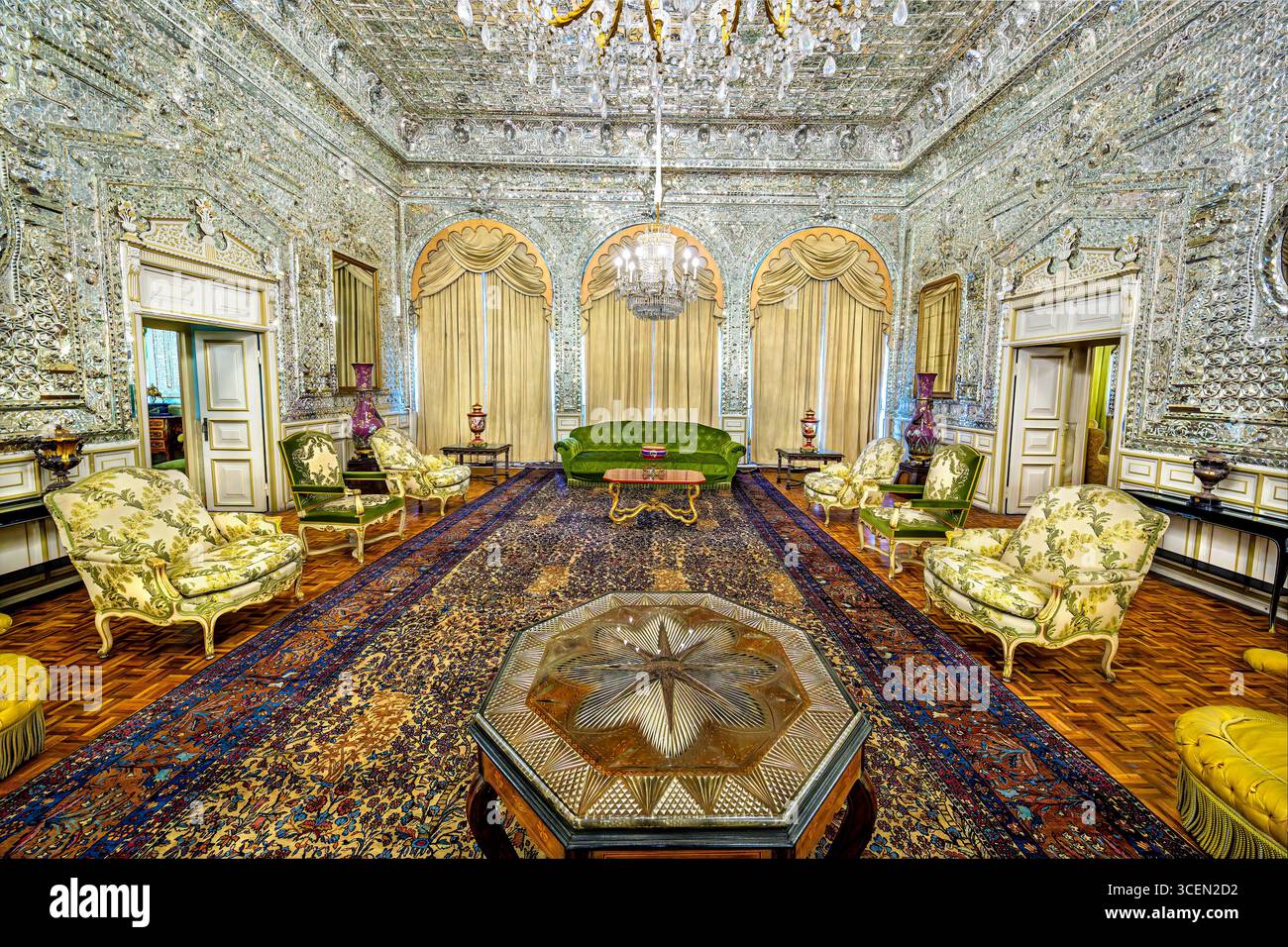 Brilliant Hall, Golestan Palace, sito UNESCO a Teheran, Iran. Scintillanti specchi persiani e opere d'arte, perfette per progetti culturali e storici. Foto Stock