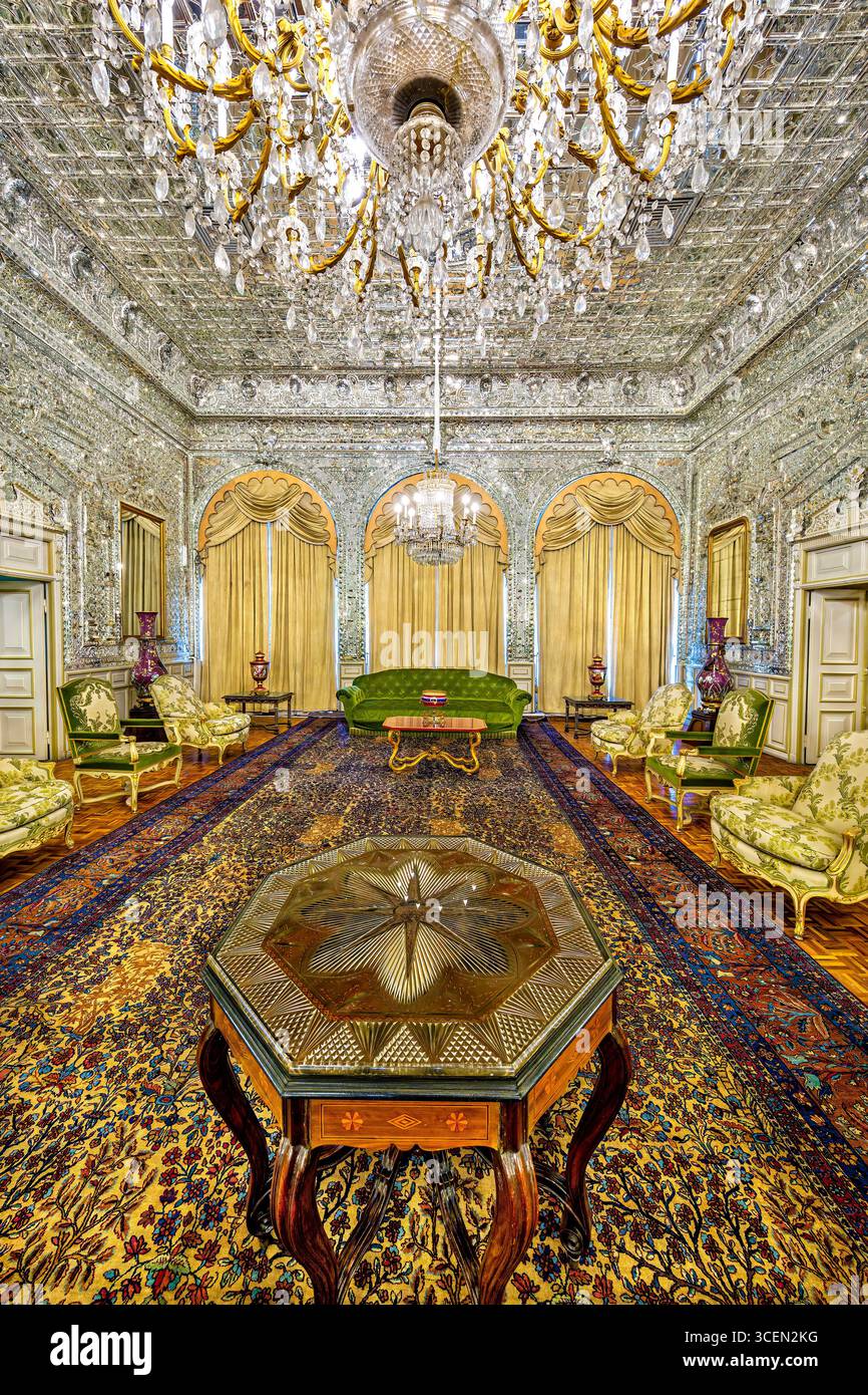 Brilliant Hall, Golestan Palace, sito UNESCO a Teheran, Iran. Scintillanti specchi persiani e opere d'arte, perfette per progetti culturali e storici. Foto Stock