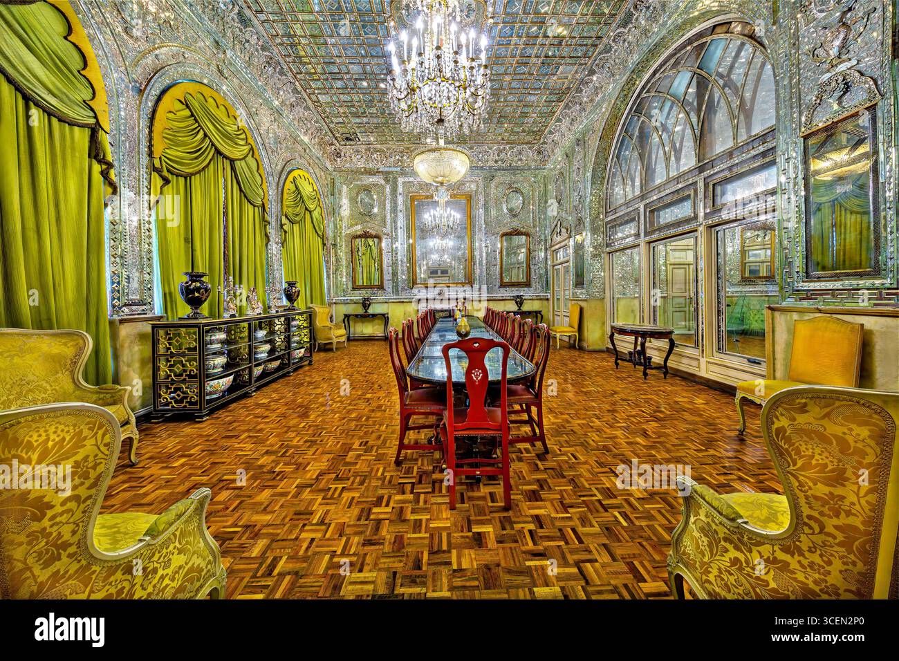 Brilliant Hall, Golestan Palace, sito UNESCO a Teheran, Iran. Scintillanti specchi persiani e opere d'arte, perfette per progetti culturali e storici. Foto Stock