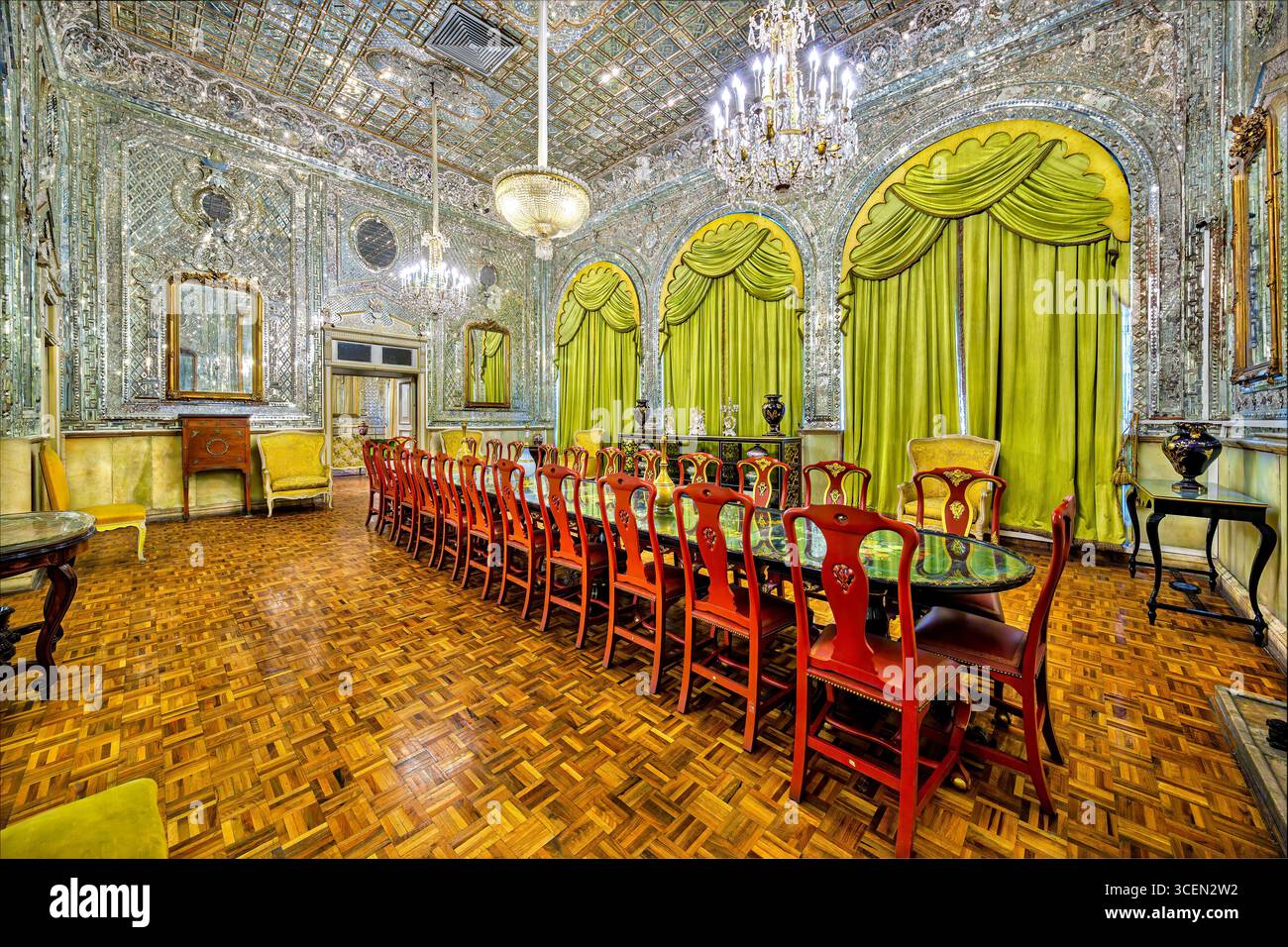 Brilliant Hall, Golestan Palace, sito UNESCO a Teheran, Iran. Scintillanti specchi persiani e opere d'arte, perfette per progetti culturali e storici. Foto Stock