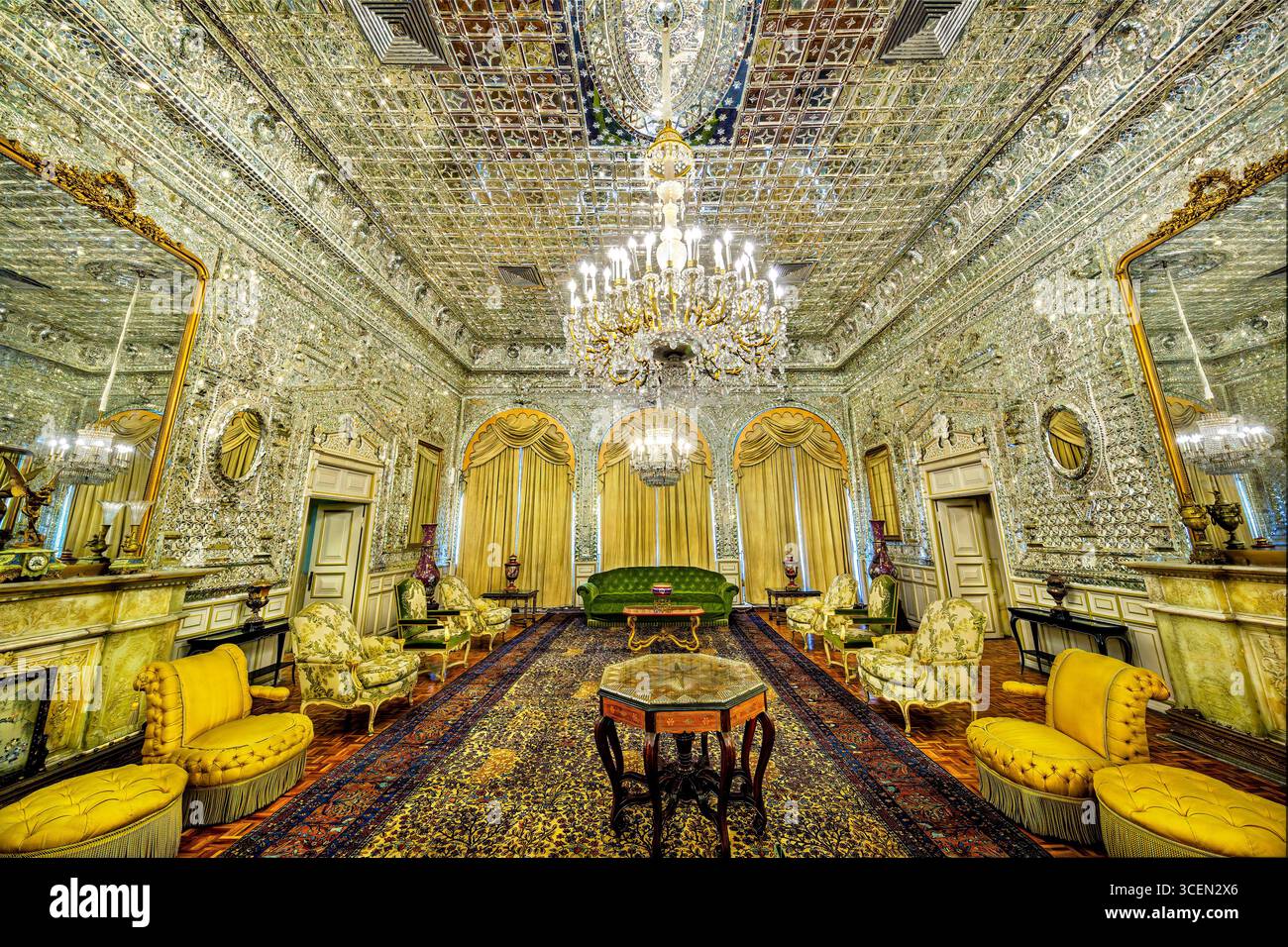 Brilliant Hall, Golestan Palace, sito UNESCO a Teheran, Iran. Scintillanti specchi persiani e opere d'arte, perfette per progetti culturali e storici. Foto Stock