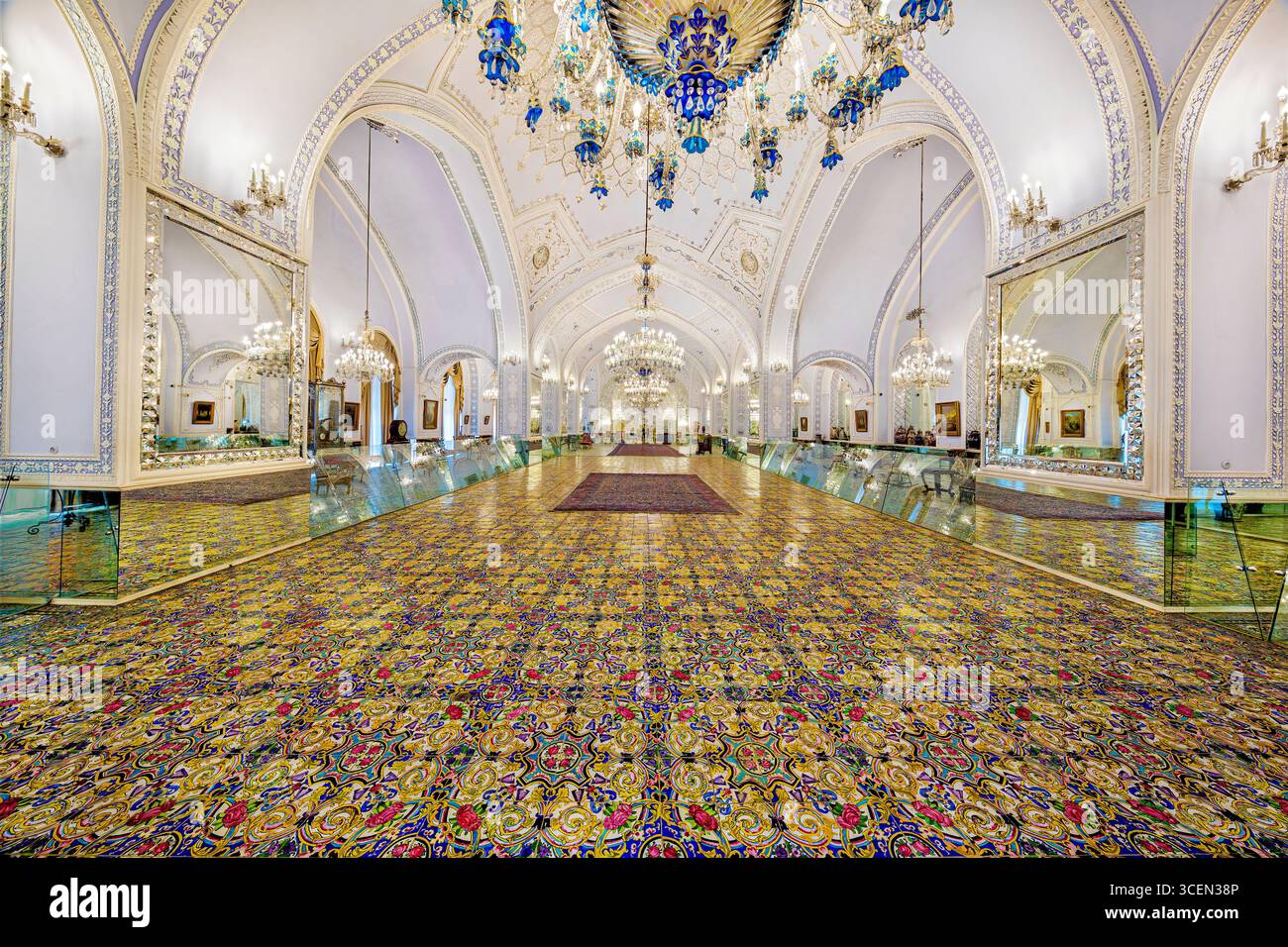 Salam Hall, Palazzo del Golestan, sito UNESCO a Teheran, Iran. Splendide piastrelle persiane e mosaici a specchio. Ideale per progetti culturali e storici. Foto Stock
