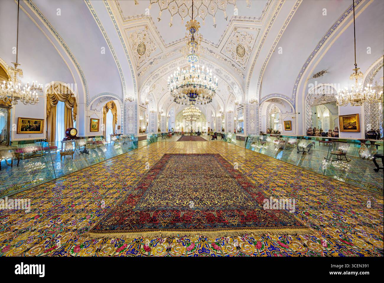 Salam Hall, Palazzo del Golestan, sito UNESCO a Teheran, Iran. Splendide piastrelle persiane e mosaici a specchio. Ideale per progetti culturali e storici. Foto Stock