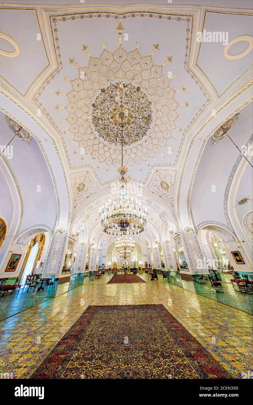 Salam Hall, Palazzo del Golestan, sito UNESCO a Teheran, Iran. Splendide piastrelle persiane e mosaici a specchio. Ideale per progetti culturali e storici. Foto Stock