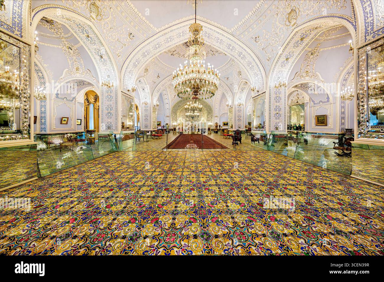 Salam Hall, Palazzo del Golestan, sito UNESCO a Teheran, Iran. Splendide piastrelle persiane e mosaici a specchio. Ideale per progetti culturali e storici. Foto Stock