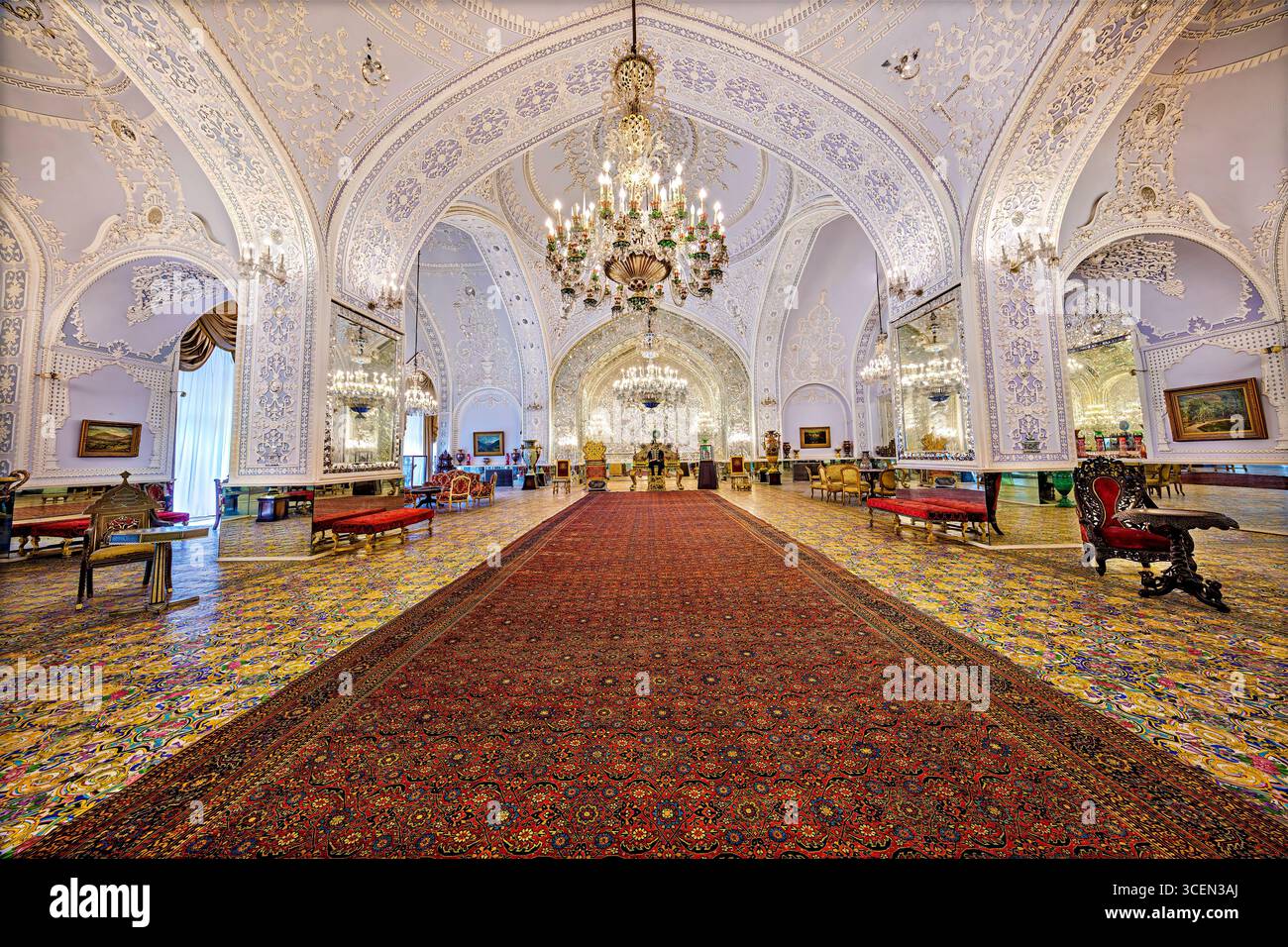 Salam Hall, Palazzo del Golestan, sito UNESCO a Teheran, Iran. Splendide piastrelle persiane e mosaici a specchio. Ideale per progetti culturali e storici. Foto Stock