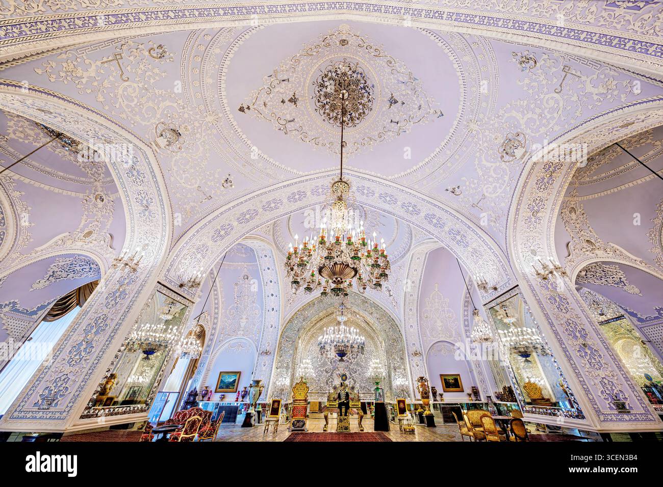 Salam Hall, Palazzo del Golestan, sito UNESCO a Teheran, Iran. Splendide piastrelle persiane e mosaici a specchio. Ideale per progetti culturali e storici. Foto Stock