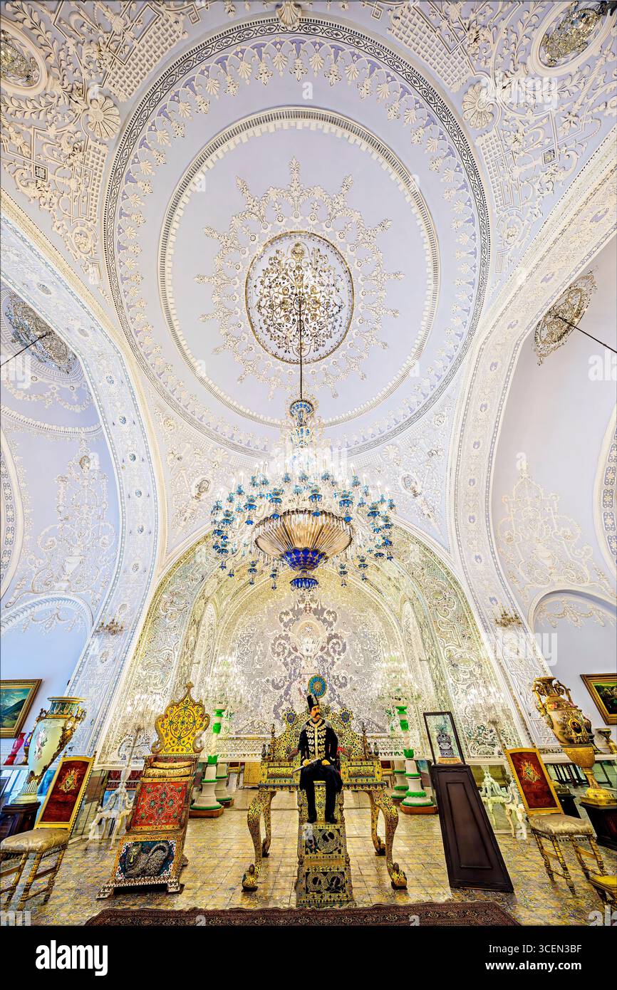 Salam Hall, Palazzo del Golestan, sito UNESCO a Teheran, Iran. Splendide piastrelle persiane e mosaici a specchio. Ideale per progetti culturali e storici. Foto Stock