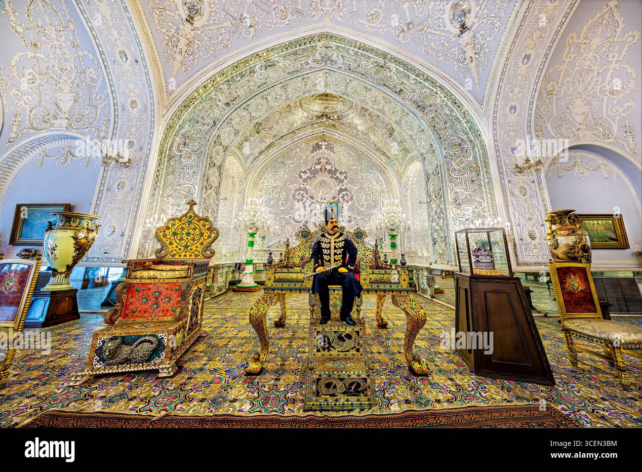 Salam Hall, Palazzo del Golestan, sito UNESCO a Teheran, Iran. Splendide piastrelle persiane e mosaici a specchio. Ideale per progetti culturali e storici. Foto Stock