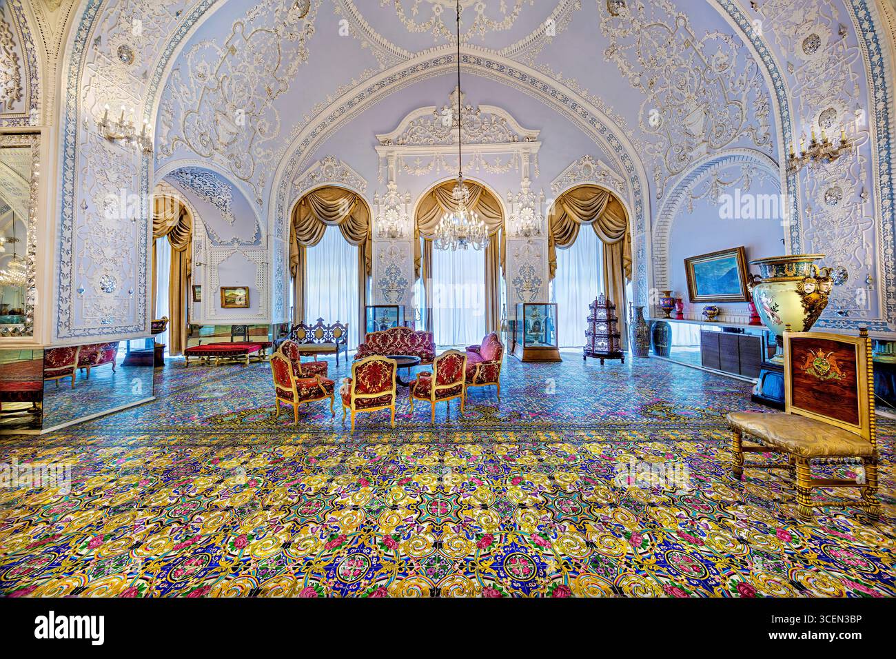 Salam Hall, Palazzo del Golestan, sito UNESCO a Teheran, Iran. Splendide piastrelle persiane e mosaici a specchio. Ideale per progetti culturali e storici. Foto Stock