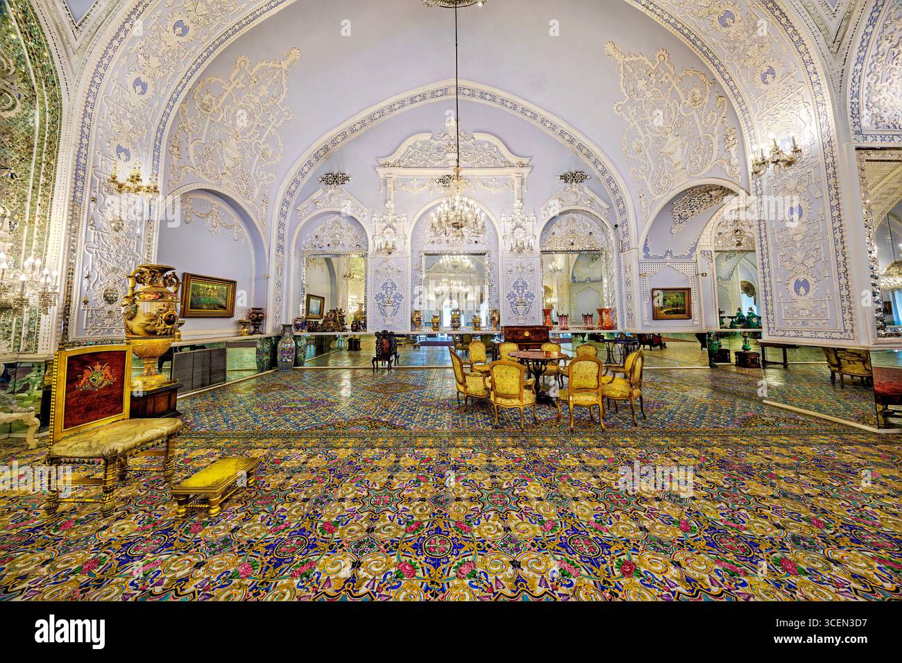 Salam Hall, Palazzo del Golestan, sito UNESCO a Teheran, Iran. Splendide piastrelle persiane e mosaici a specchio. Ideale per progetti culturali e storici. Foto Stock