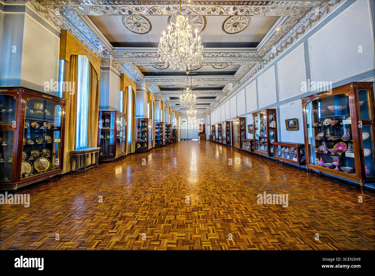 Vessels Hall, Palazzo del Golestan, sito UNESCO a Teheran, Iran. Squisito decor persiano con manufatti reali, ideale per progetti culturali e storici. Foto Stock
