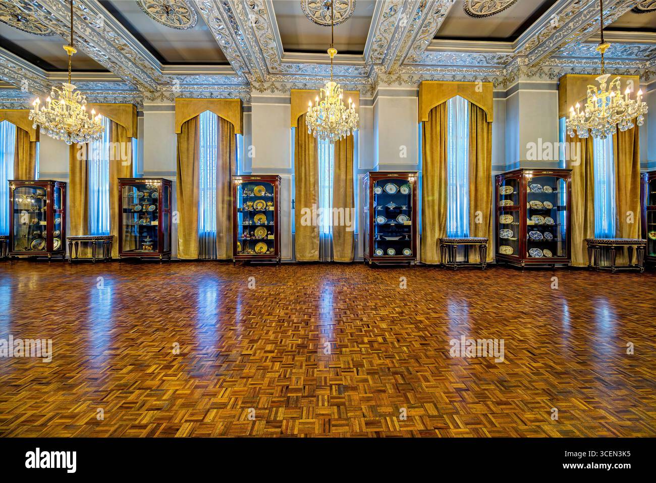 Vessels Hall, Palazzo del Golestan, sito UNESCO a Teheran, Iran. Squisito decor persiano con manufatti reali, ideale per progetti culturali e storici. Foto Stock