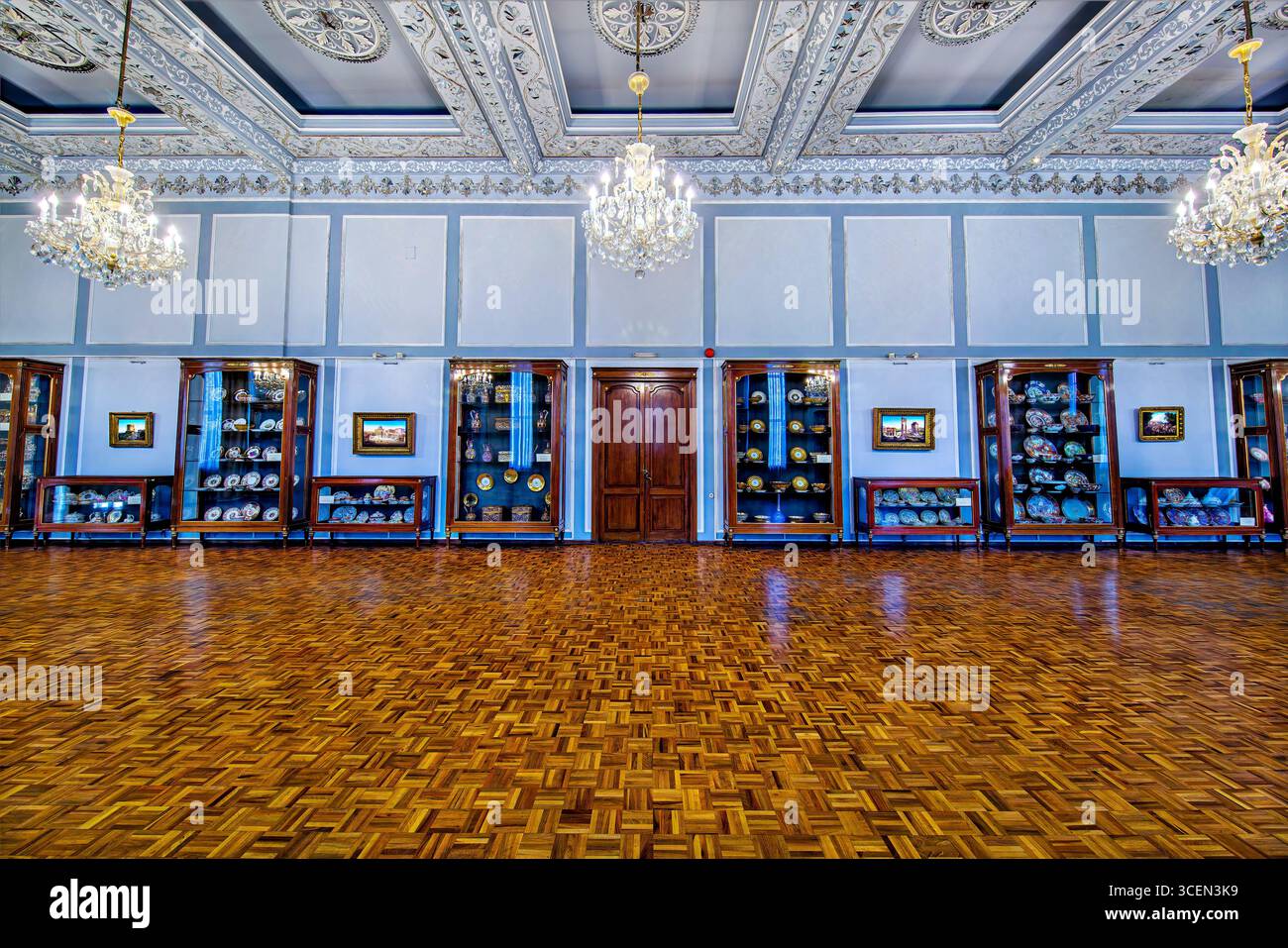 Vessels Hall, Palazzo del Golestan, sito UNESCO a Teheran, Iran. Squisito decor persiano con manufatti reali, ideale per progetti culturali e storici. Foto Stock