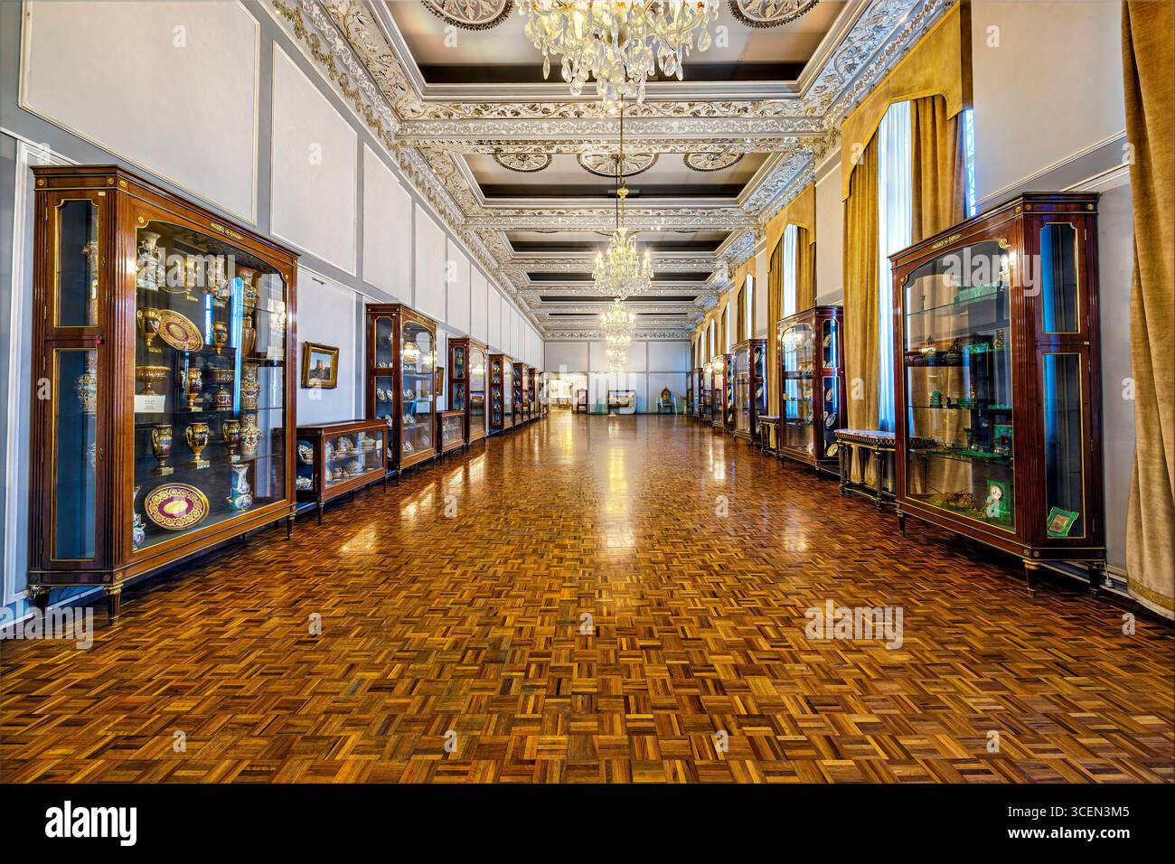 Vessels Hall, Palazzo del Golestan, sito UNESCO a Teheran, Iran. Squisito decor persiano con manufatti reali, ideale per progetti culturali e storici. Foto Stock