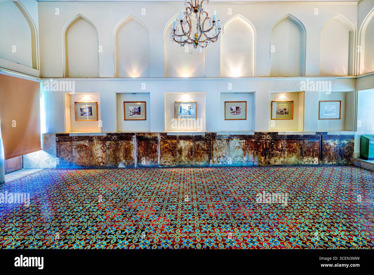 Trono di marmo, Palazzo del Golestan, sito UNESCO a Teheran, Iran. Iconico artigianato persiano, perfetto per progetti culturali e storici. Foto Stock
