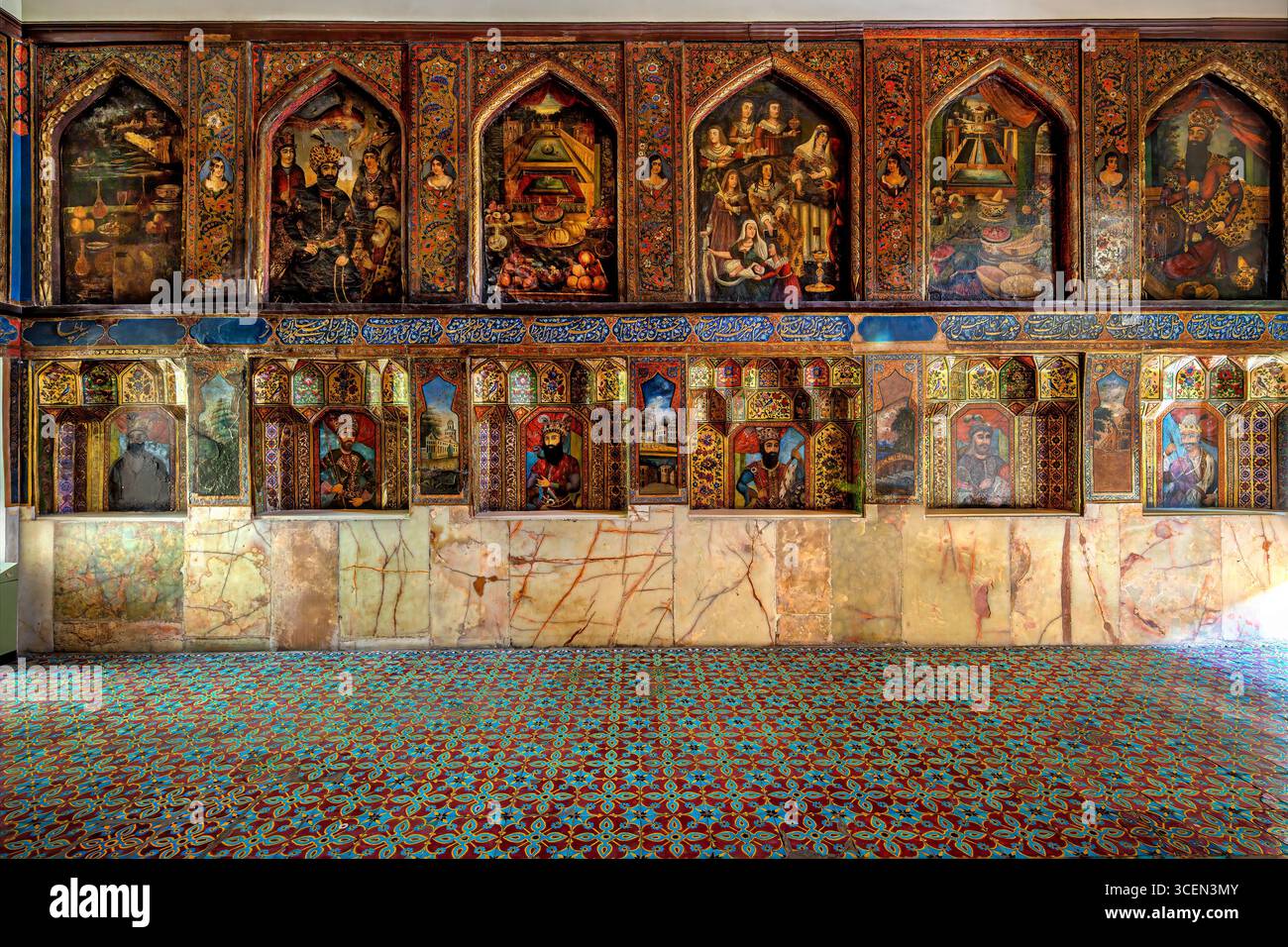 Trono di marmo, Palazzo del Golestan, sito UNESCO a Teheran, Iran. Iconico artigianato persiano, perfetto per progetti culturali e storici. Foto Stock