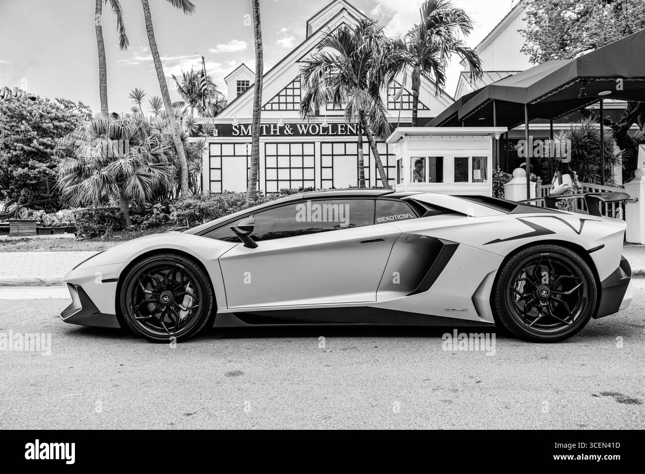 Miami Beach, Florida USA - 9 giugno 2024: 2023 L2022 Lamborghini Aventador LP 780-4 Ultimae green a miami Beach. Lamborghini è un'auto italiana di lusso Foto Stock