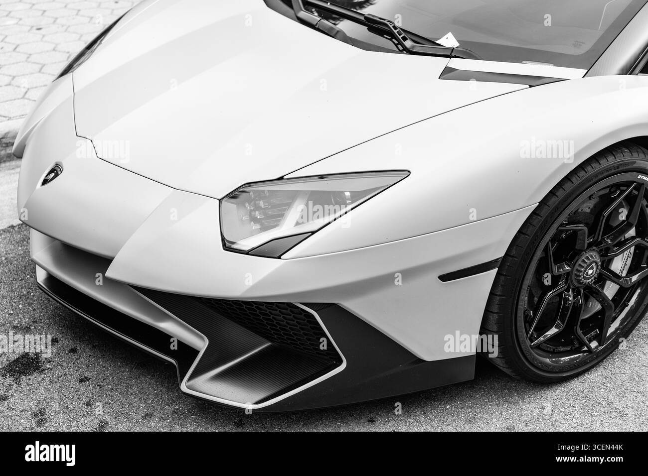 Miami Beach, Florida USA - 9 giugno 2024: 2023 L2022 Lamborghini Aventador LP 780-4 Ultimae green a miami Beach. Lamborghini è un'auto italiana di lusso Foto Stock
