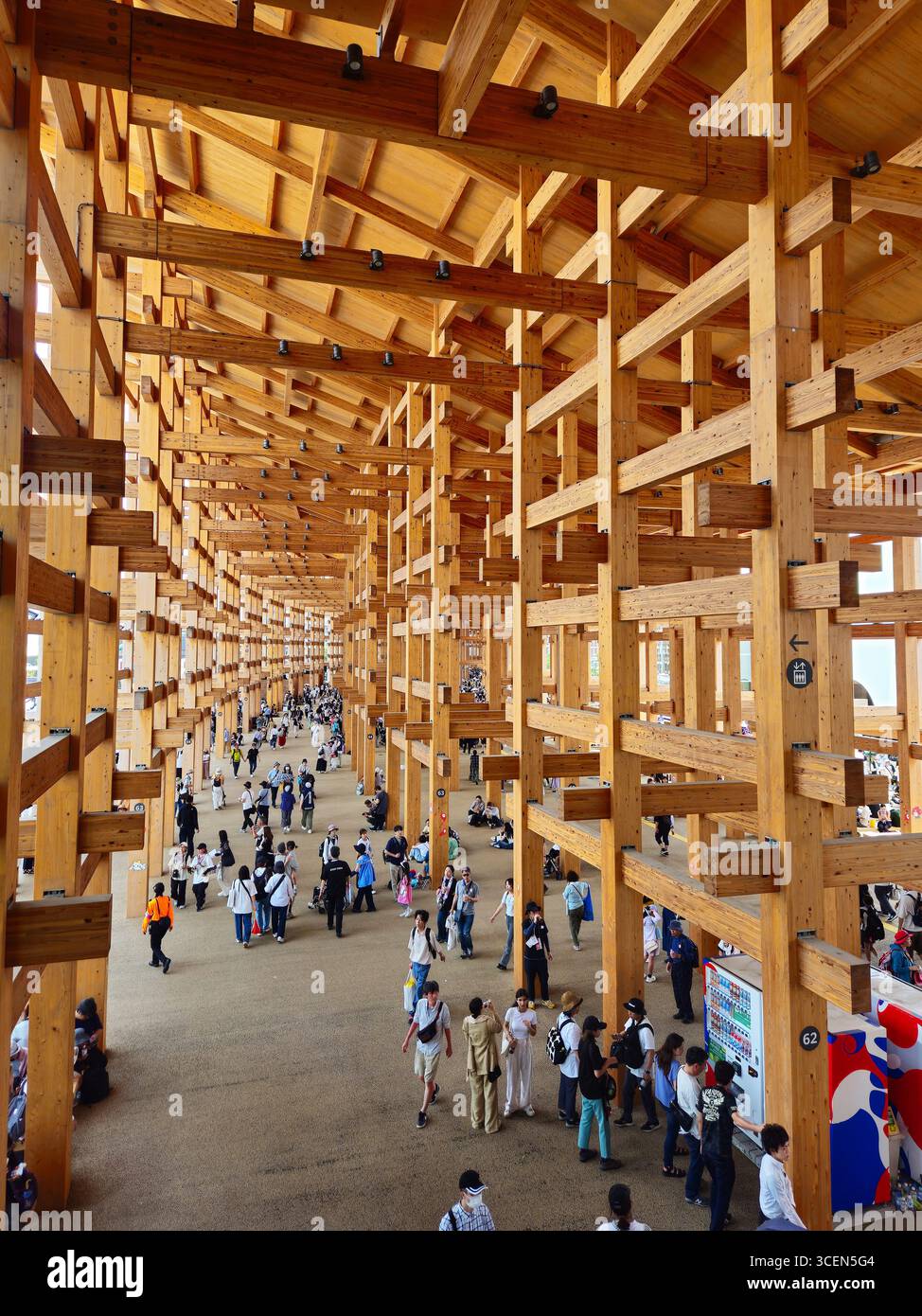 Osaka Expo 2025 Grand Ring in legno architettura interni con folle di visitatori internazionali Japan Kansai World Fair Sustainable Design Foto Stock