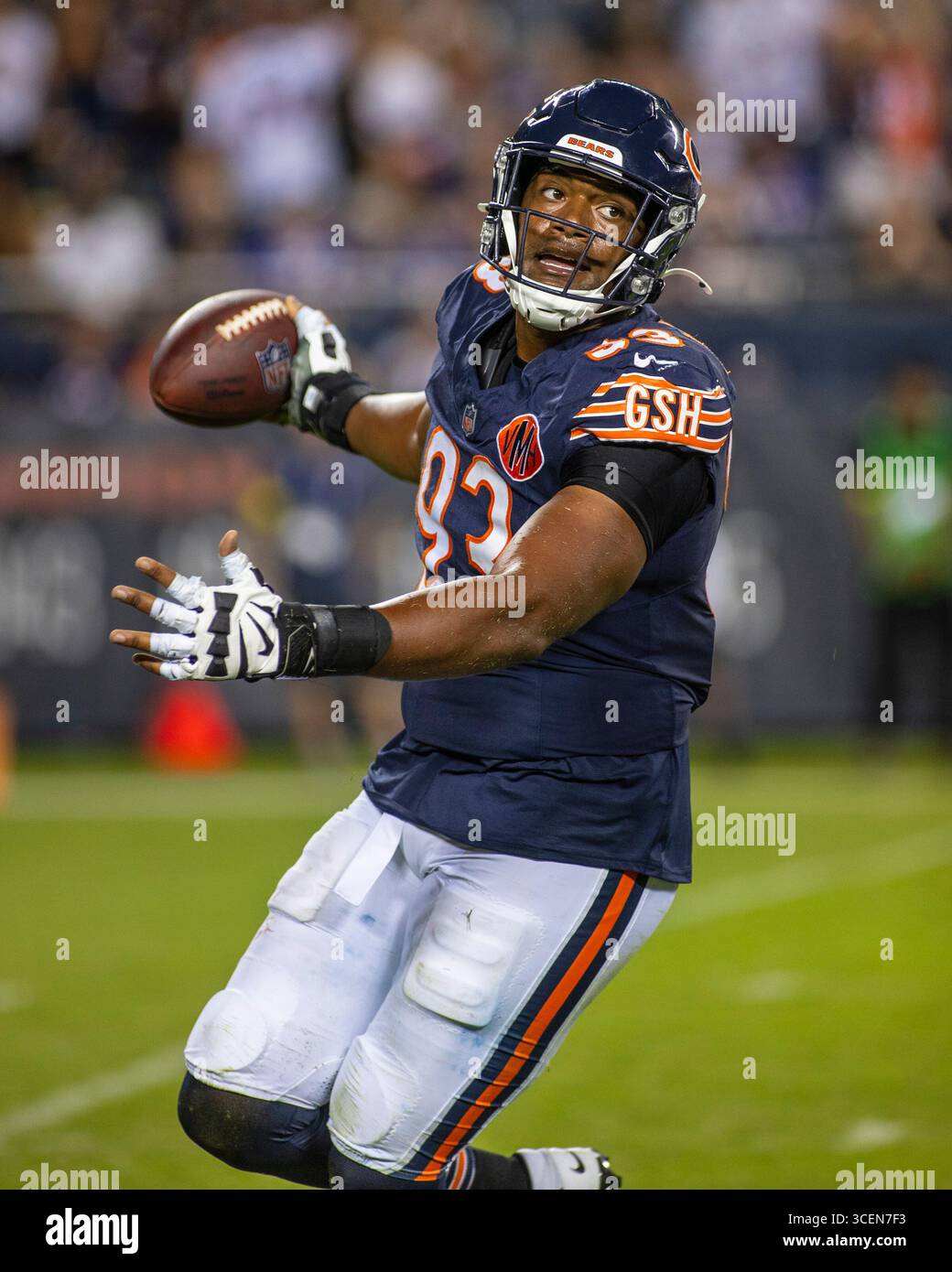 17 agosto 2025: I Chicago Bears Xavier Carlton (93) celebrano il suo fumble recuperato durante la partita contro i Buffalo Bills a Chicago, Illinois. Mike Wulf/CSM (immagine di credito: © Mike Wulf/Cal Sport Media) Foto Stock