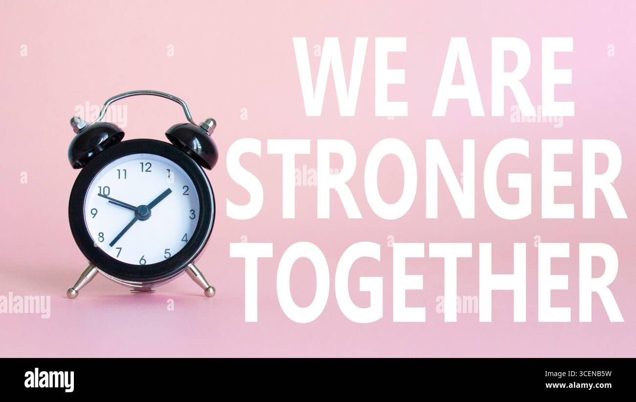 Siamo simbolo insieme più forti. Bellissimo sfondo rosa con sveglia con parole che siamo più forti insieme. Noi e gli affari siamo più forti insieme Foto Stock