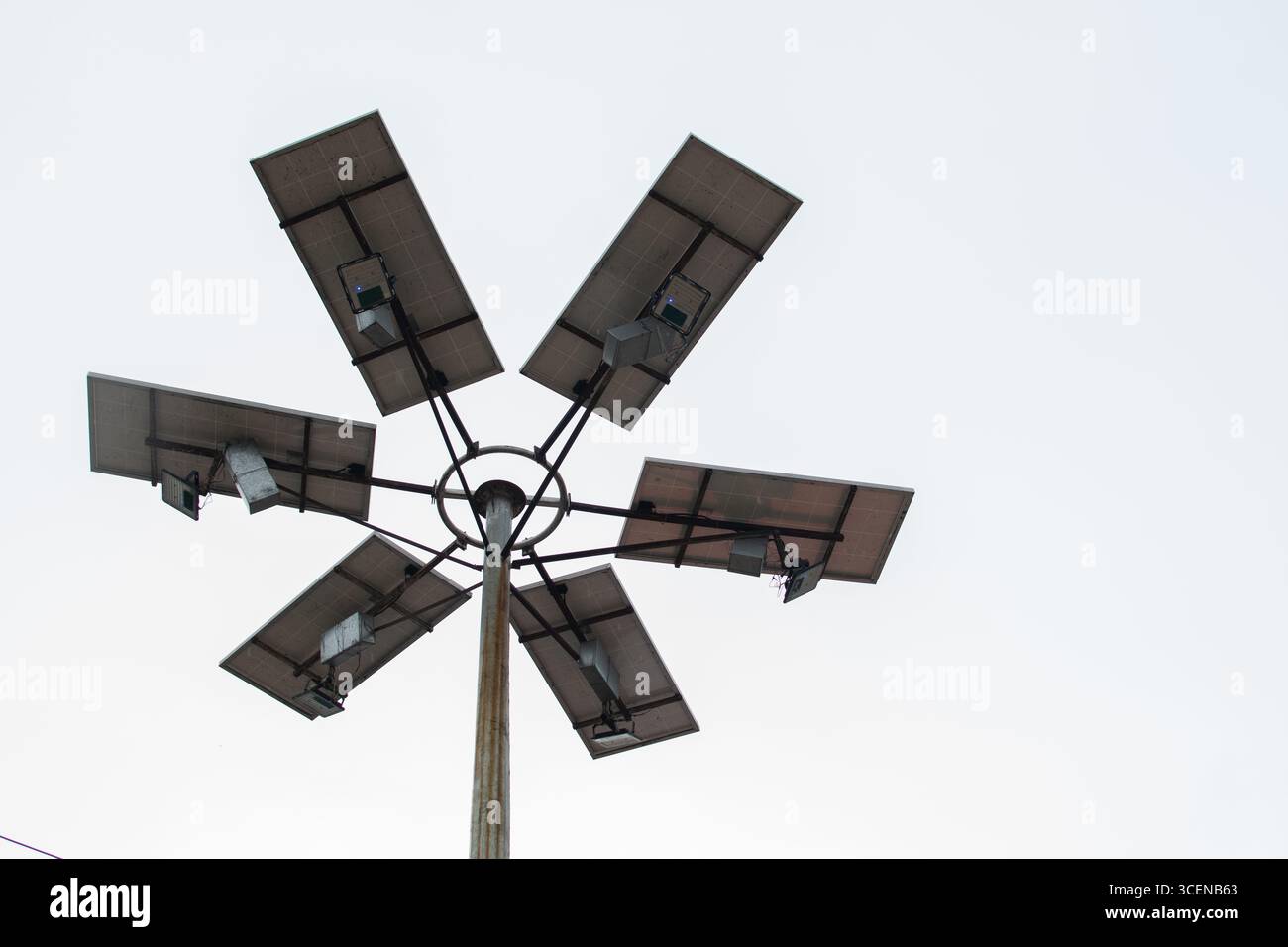 Un'esclusiva installazione di pannelli solari a forma di fiore con proiettori integrati, progettati per sfruttare l'energia solare e fornire spazi esterni. Foto Stock