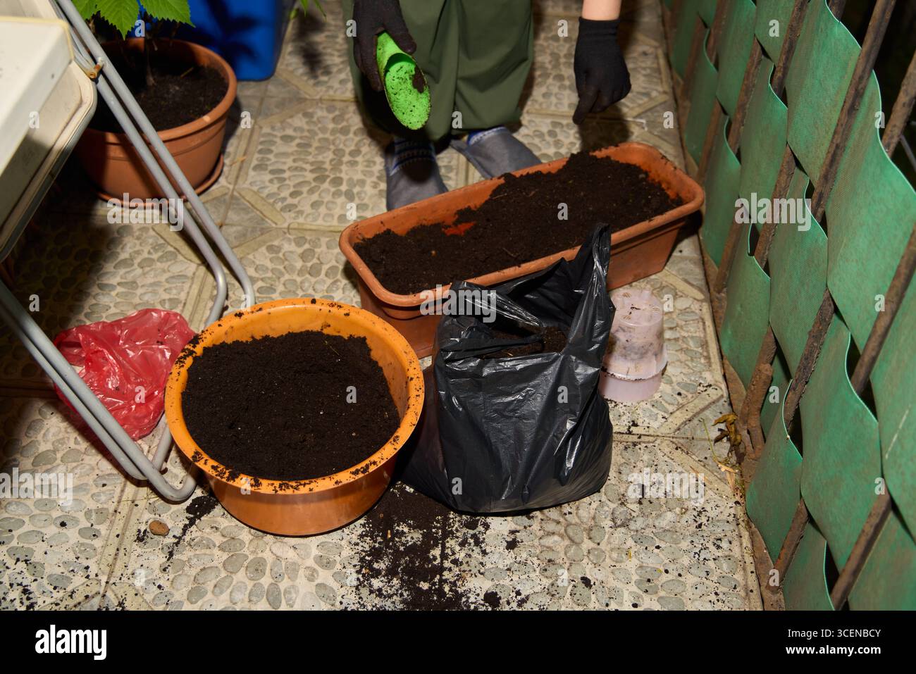 Suggerimenti essenziali per il giardinaggio preparazione efficace del terreno per l'intonaco nel vostro spazio all'aperto Foto Stock