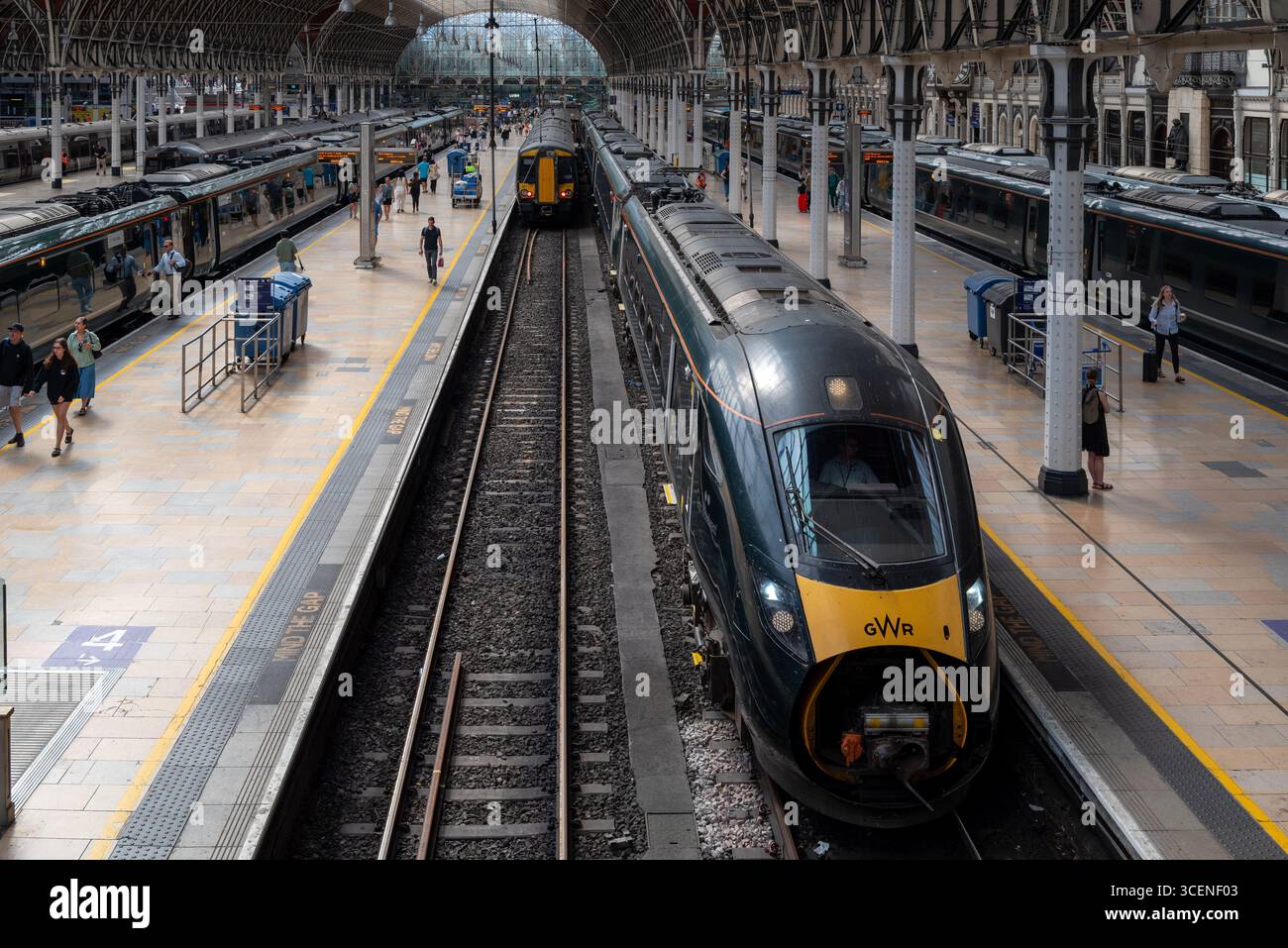 Londra, Regno Unito, 8 luglio 2025 Vista ad angolo alto del moderno treno GWR (Great Western Railway) britannico in piedi su un binario della stazione di Paddington Foto Stock