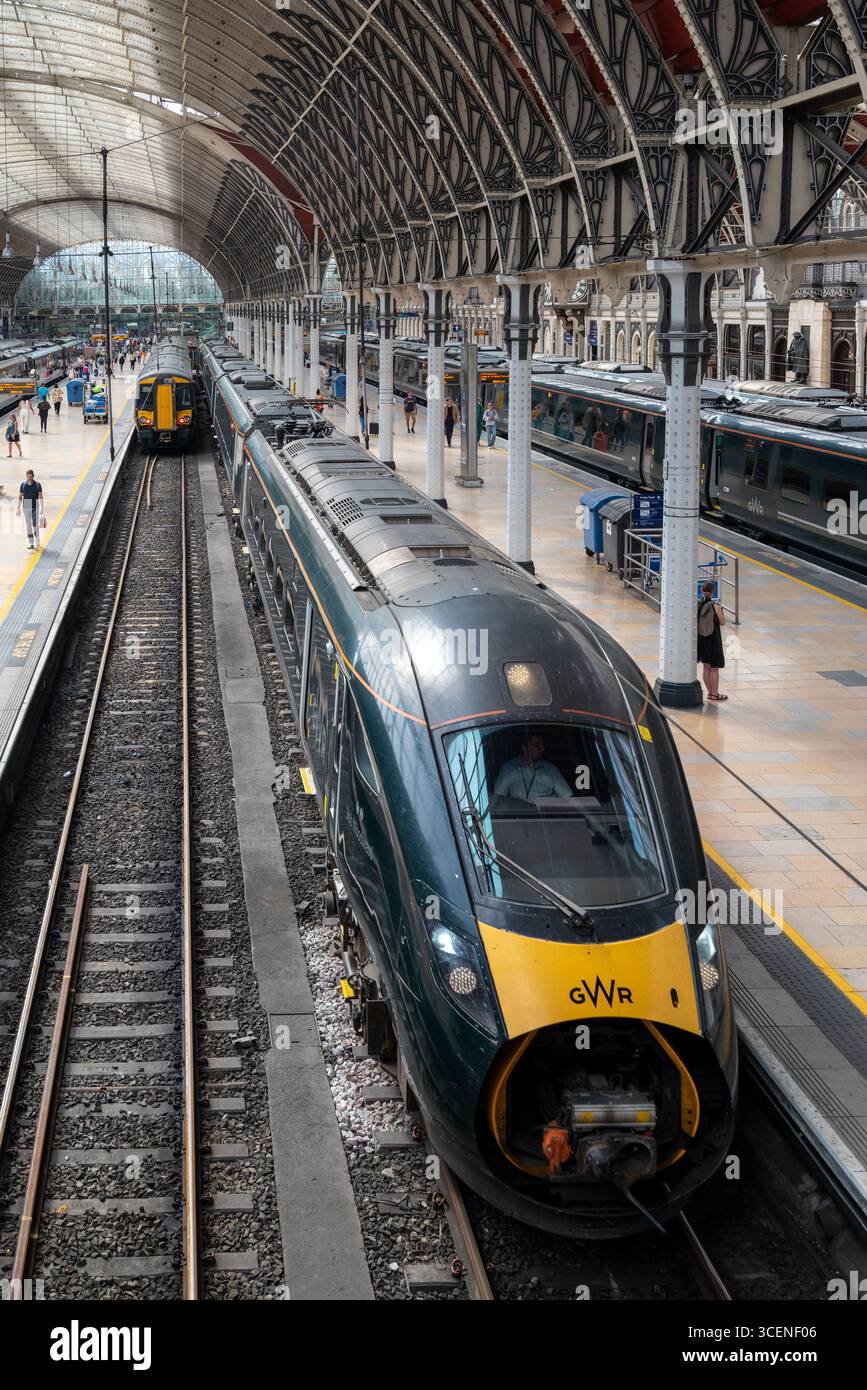 Londra, Regno Unito, 8 luglio 2025 Vista ad angolo alto del moderno treno GWR (Great Western Railway) britannico in piedi su un binario della stazione di Paddington Foto Stock