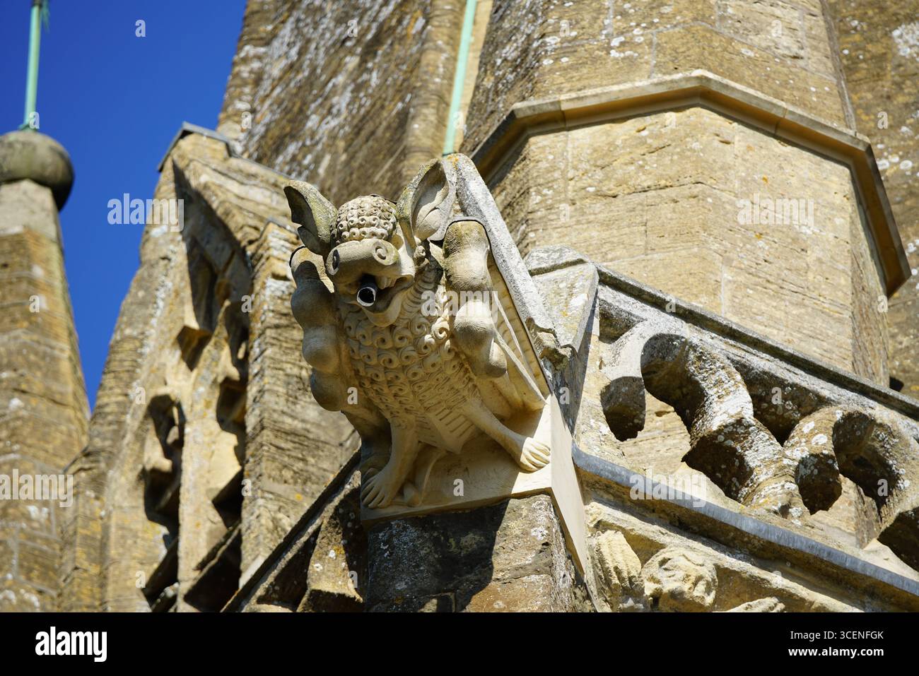 . Gargoyle decorativo sulla storica chiesa gotica contro il cielo blu. Adderbury, Inghilterra Foto Stock