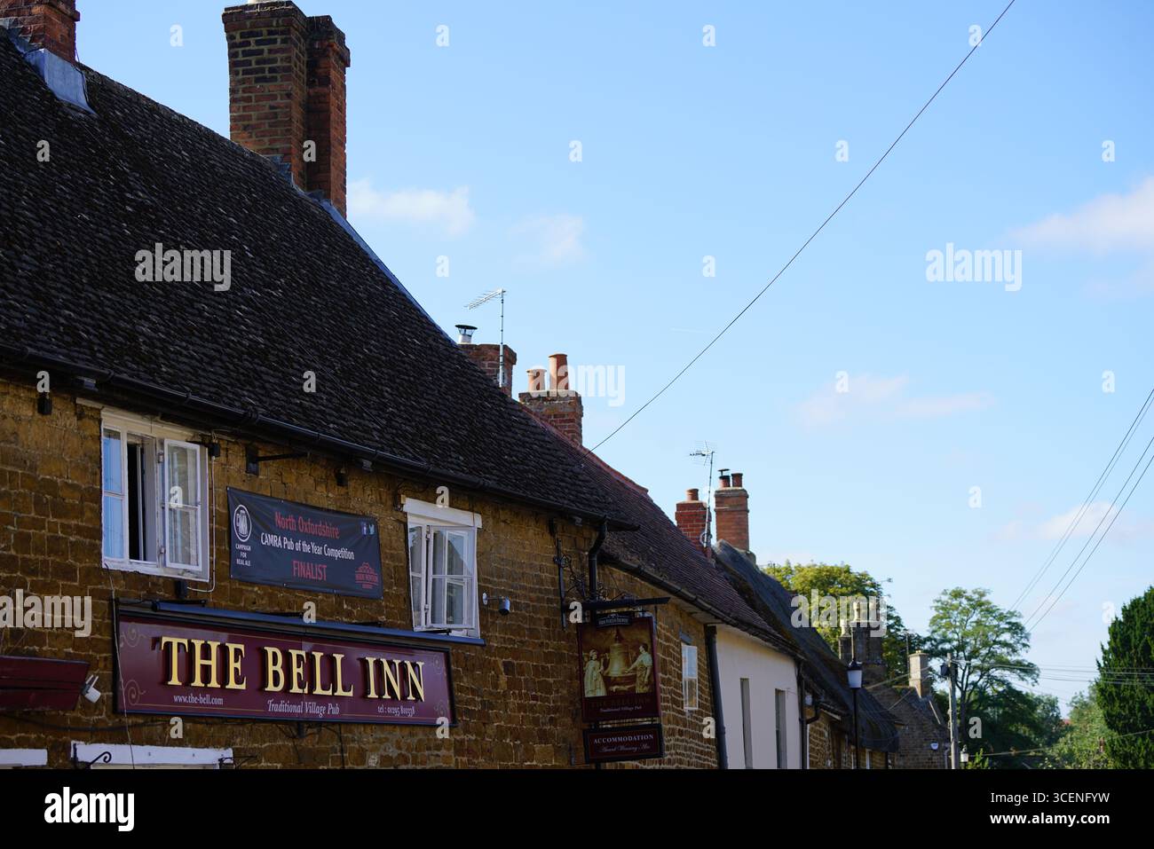 Tradizionale pub rurale inglese con esterno in mattoni in un giorno di sole. Adderbury, Inghilterra Foto Stock