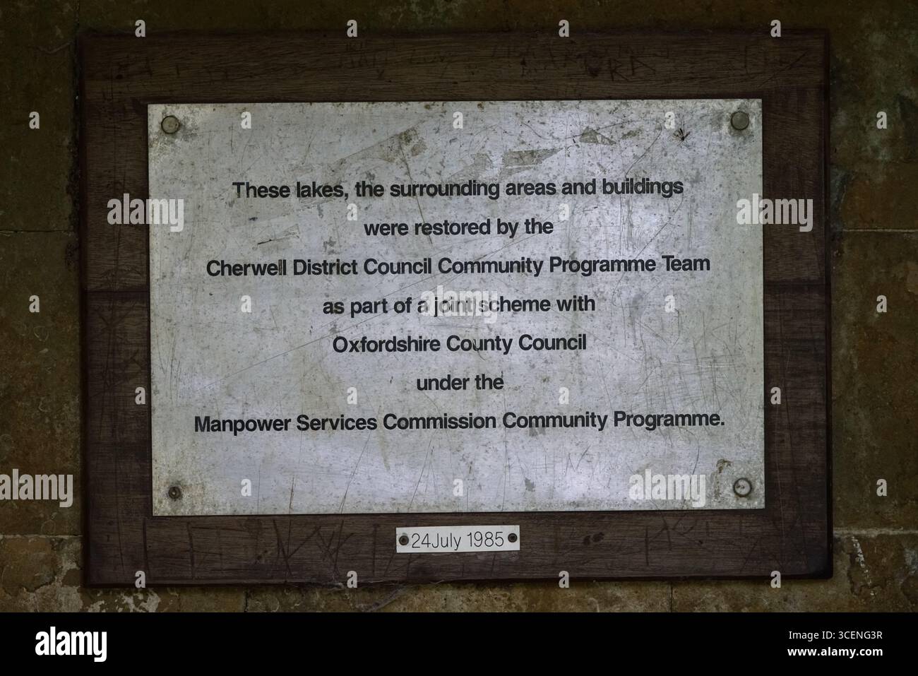 Targa commemorativa che mette in evidenza gli sforzi di restauro del lago nel programma comunitario 1985. Adderbury, Inghilterra Foto Stock
