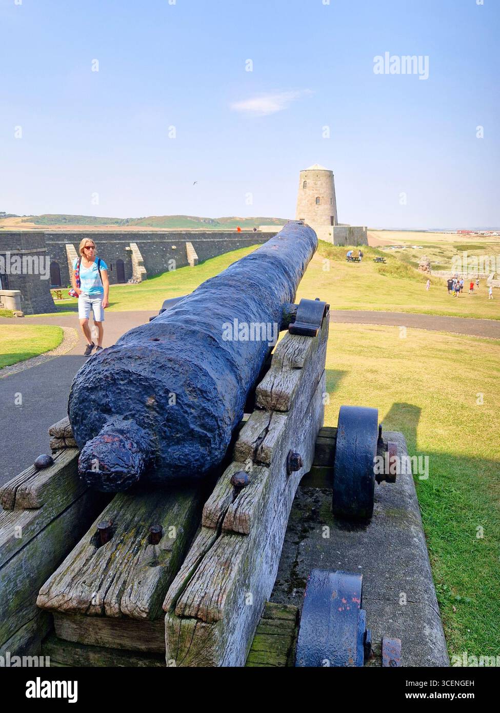 Vecchio cannone nel castello di Bamburgh, Northumberland, Regno Unito Foto Stock