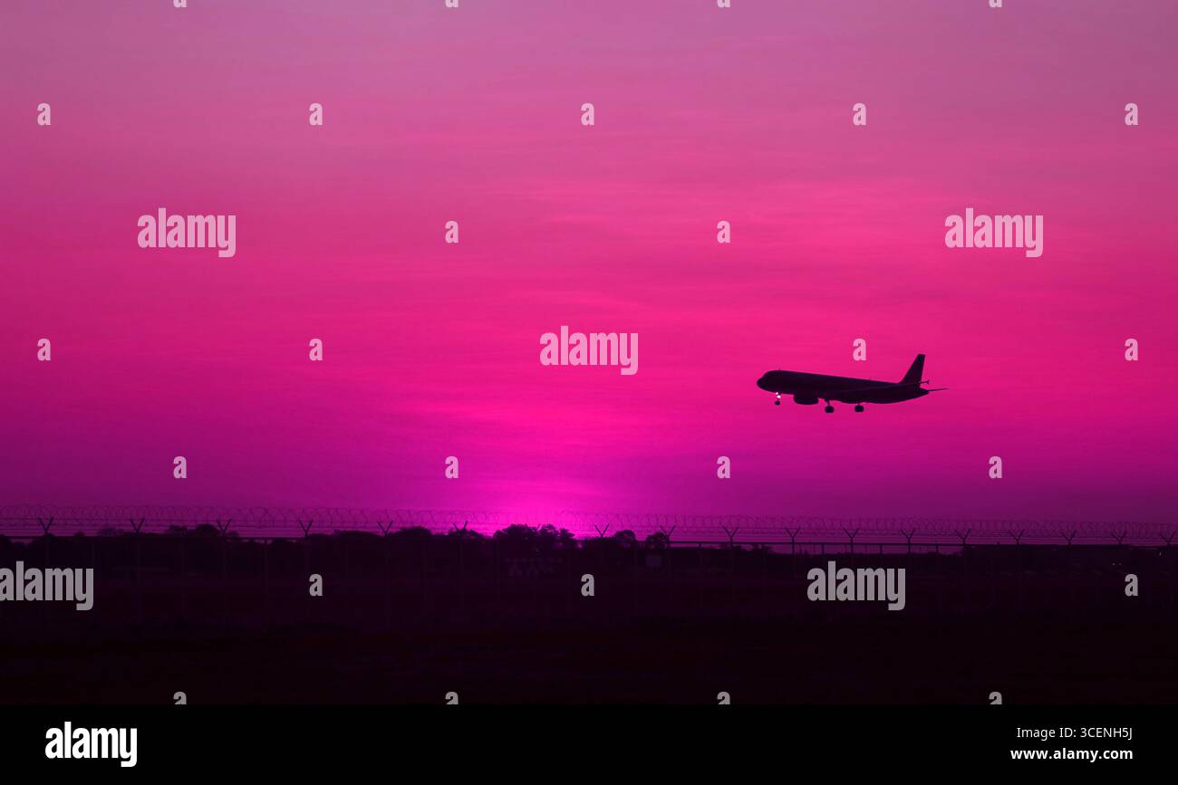 Partenza dal viaggio dei sogni in stile surreale all'ora rosa viola Foto Stock