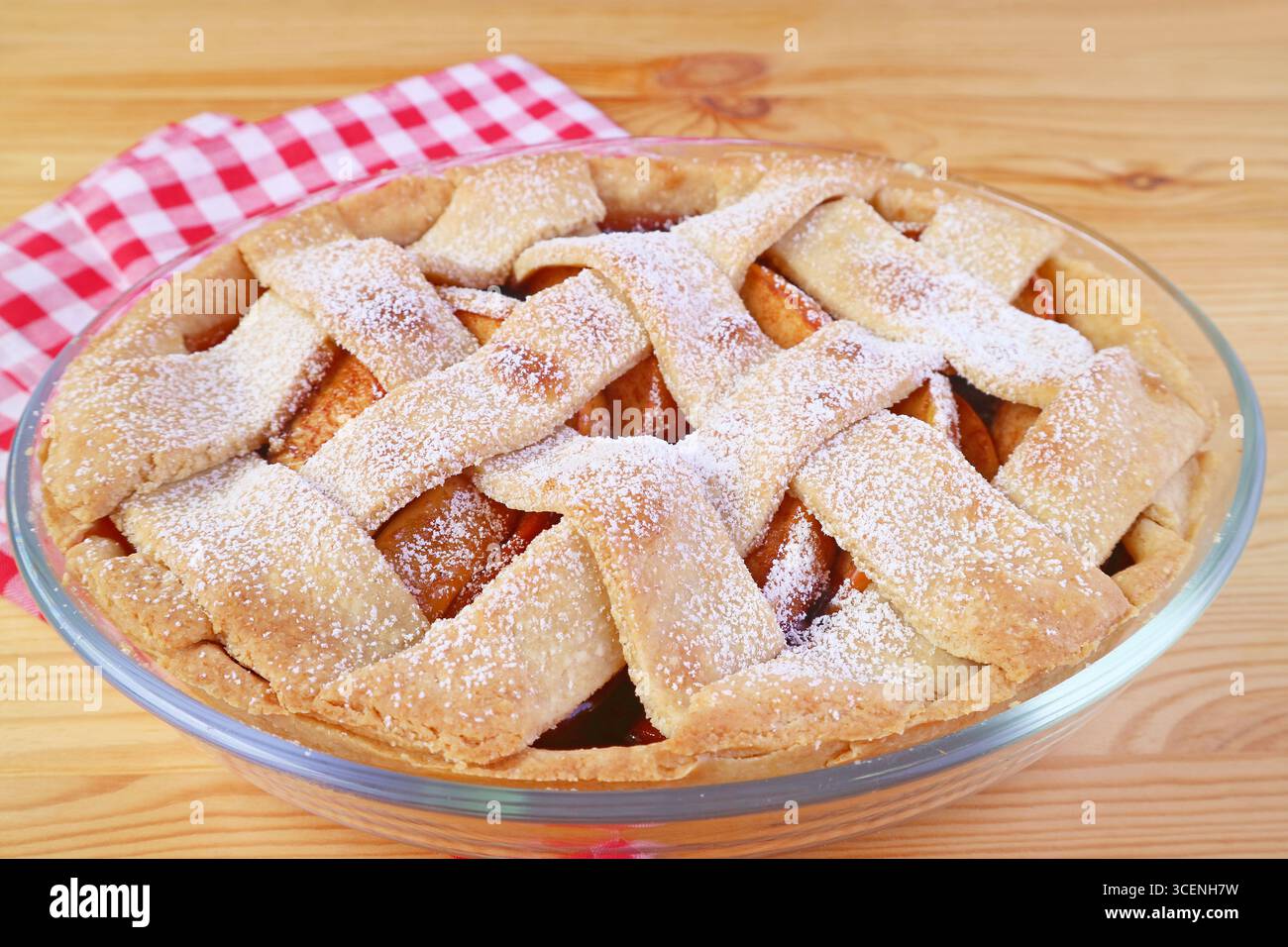 Appetitosa torta di mele appena sfornata gustosa e sana su un tavolo di legno Foto Stock